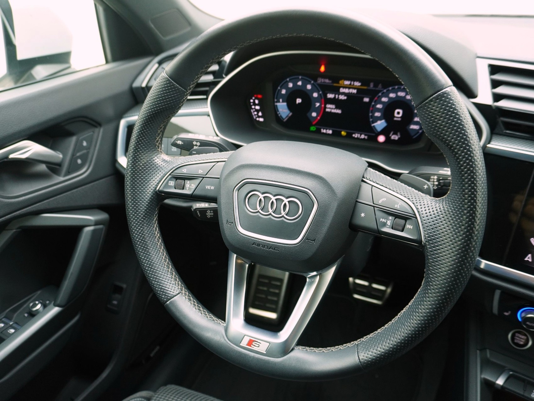AUDI Q3 35 TFSI S line S-Tronic-image-9