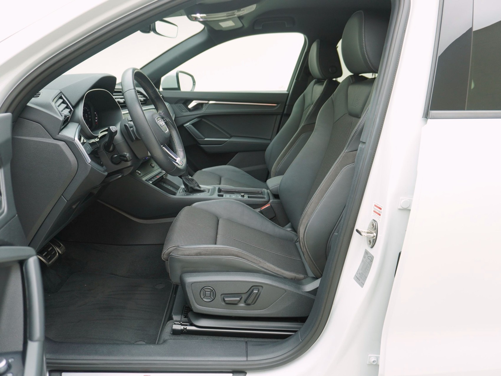 AUDI Q3 35 TFSI S line S-Tronic-image-7