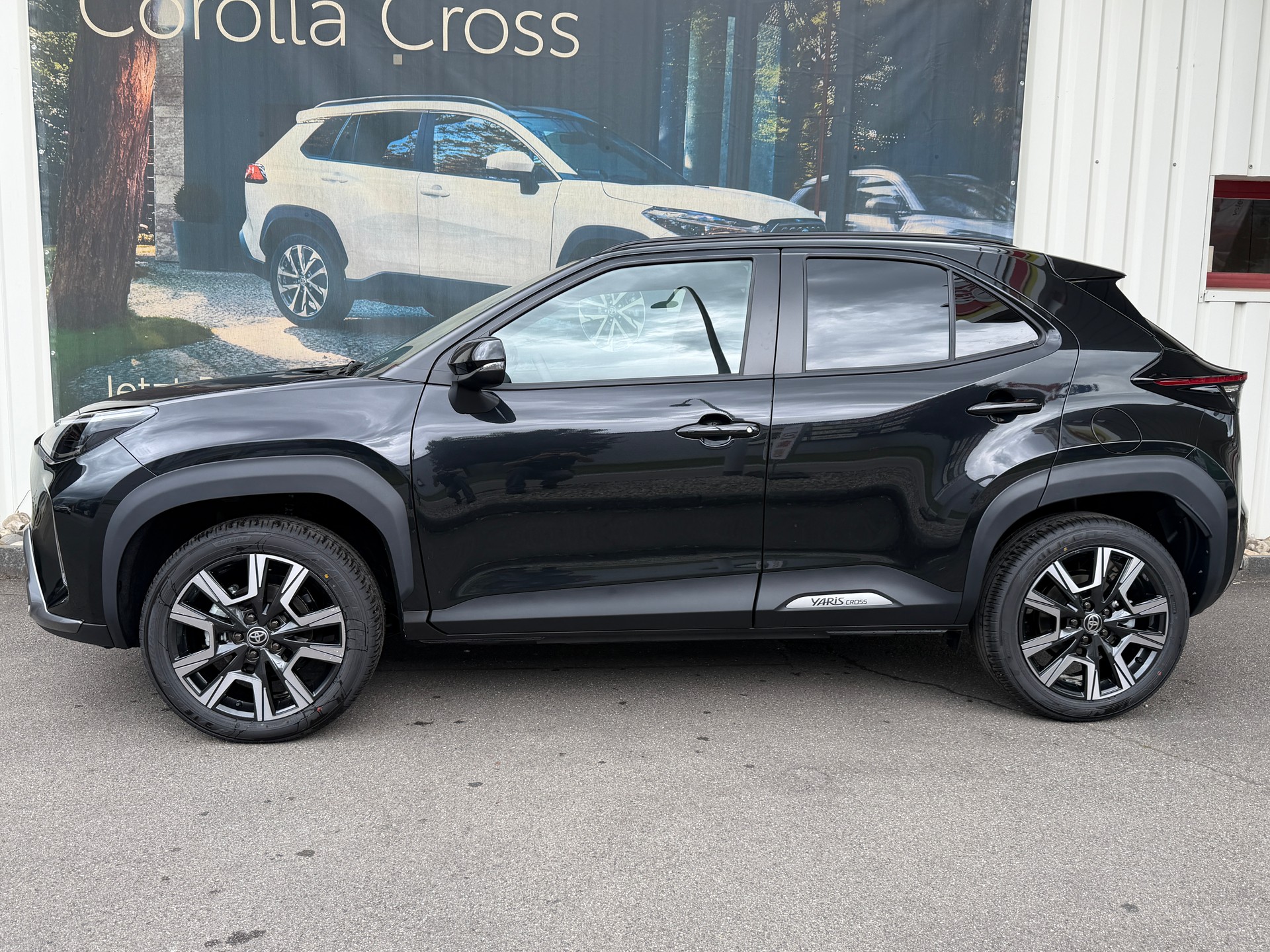 TOYOTA Yaris Cross 1.5 Premium AWDi e-CVT-showroom-element-1