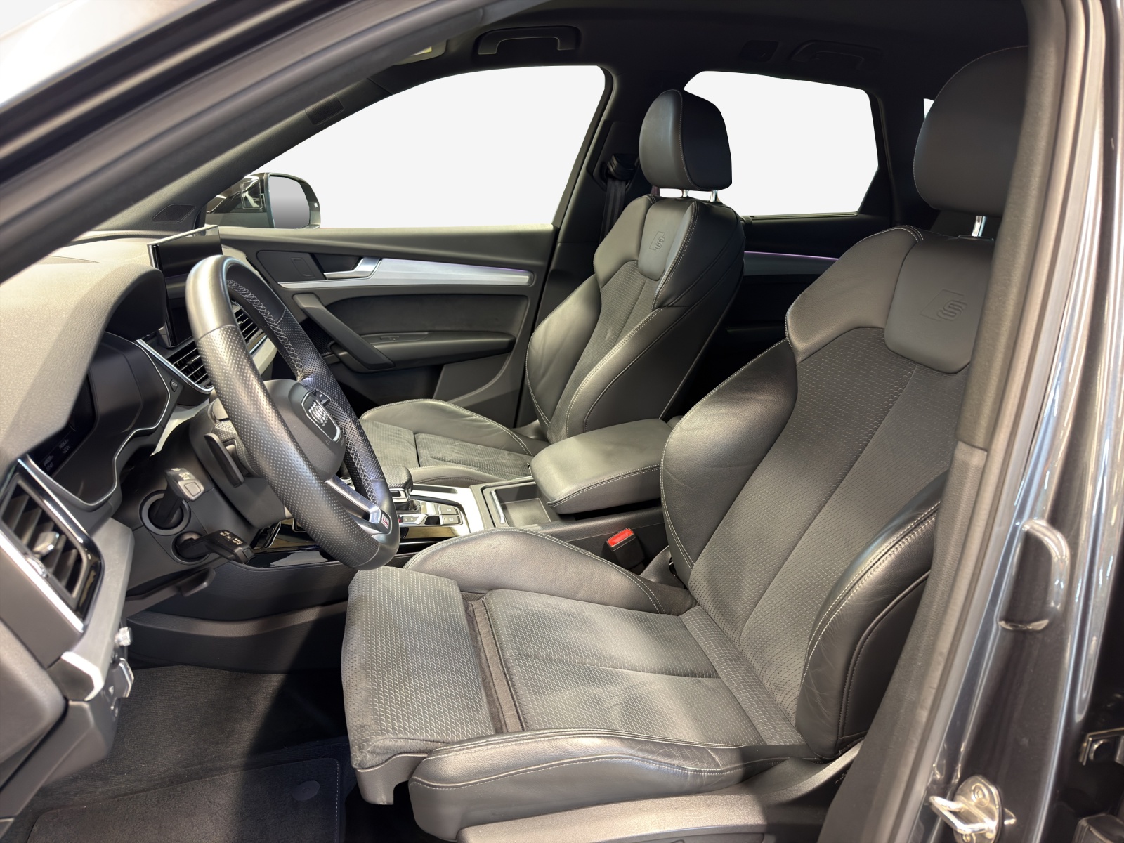 AUDI Q5 40 TDI Black Edition quattro S-tronic-image-7