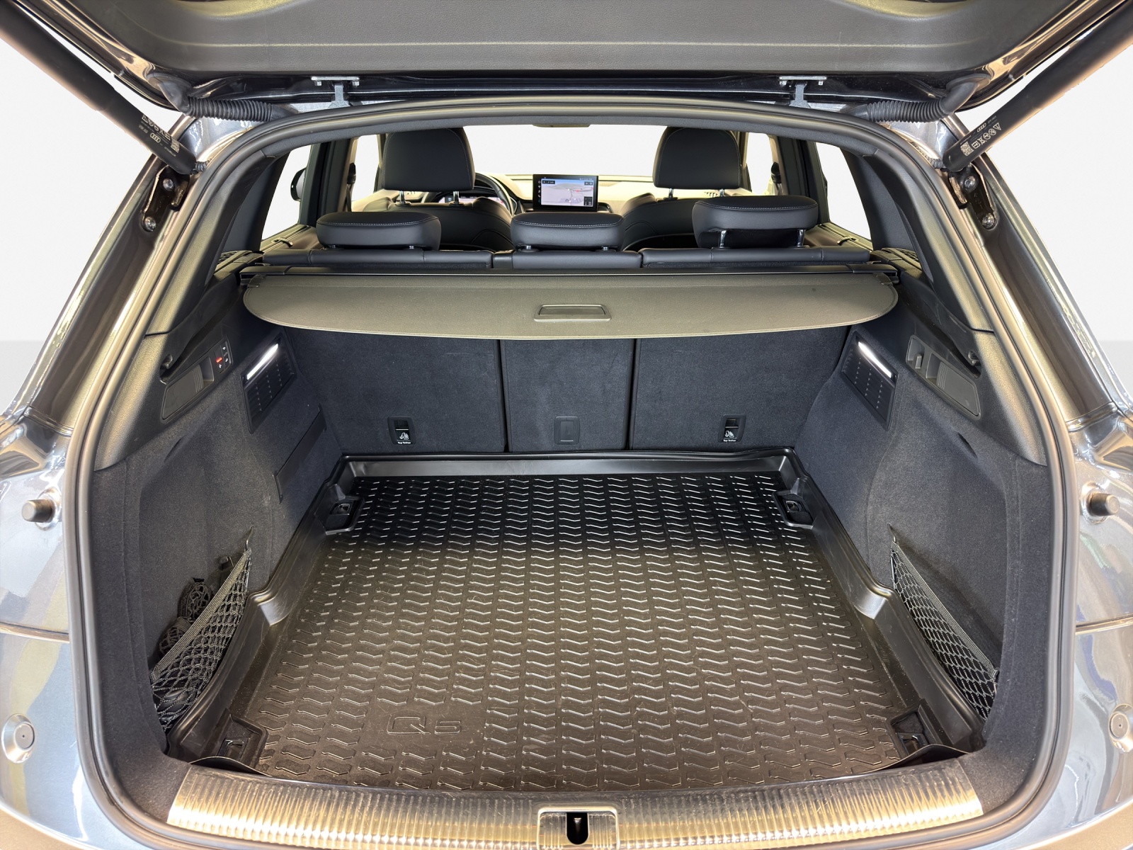AUDI Q5 40 TDI Black Edition quattro S-tronic-image-12