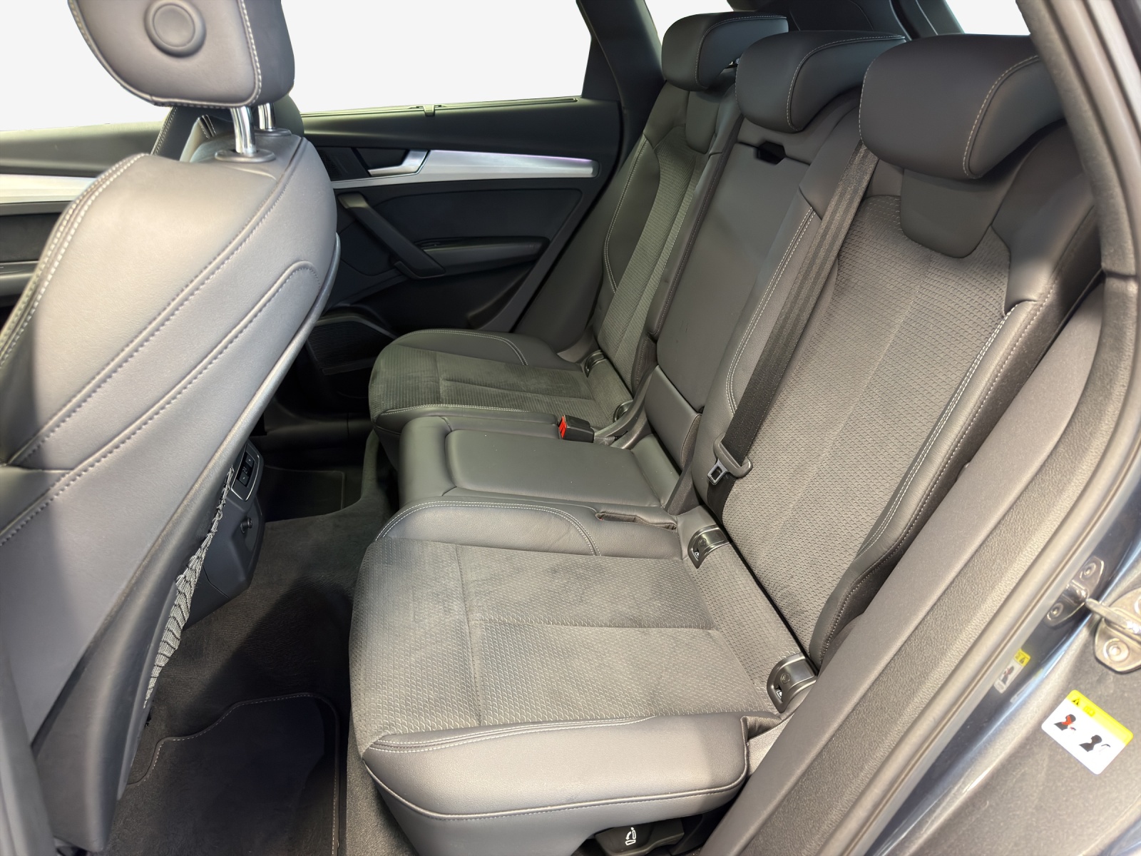 AUDI Q5 40 TDI Black Edition quattro S-tronic-image-11