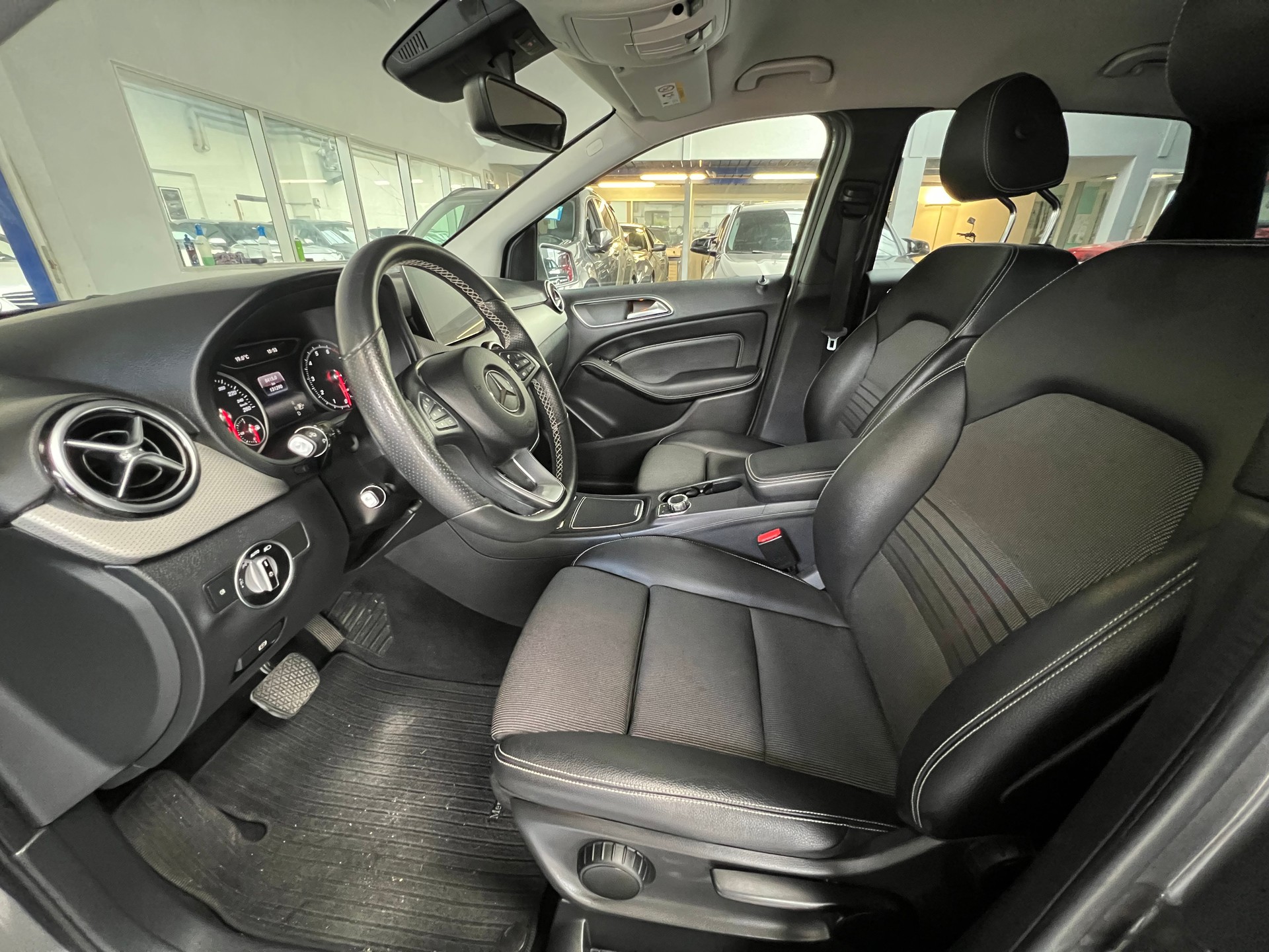 MERCEDES-BENZ B 220 Urban 4Matic 7G-DCT-image-8