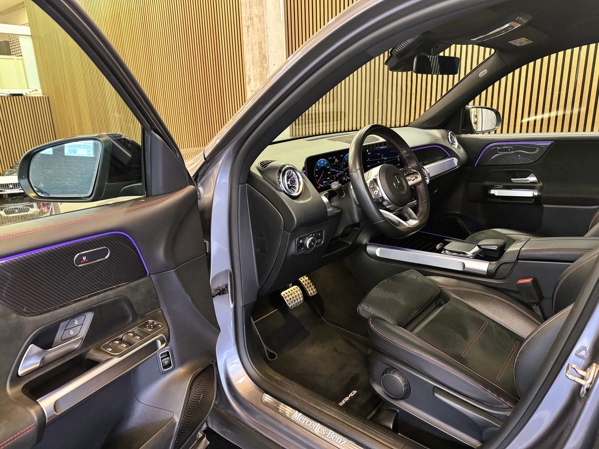 MERCEDES-BENZ GLB 200 4Matic AMG Line 8G-Tronic-image-8