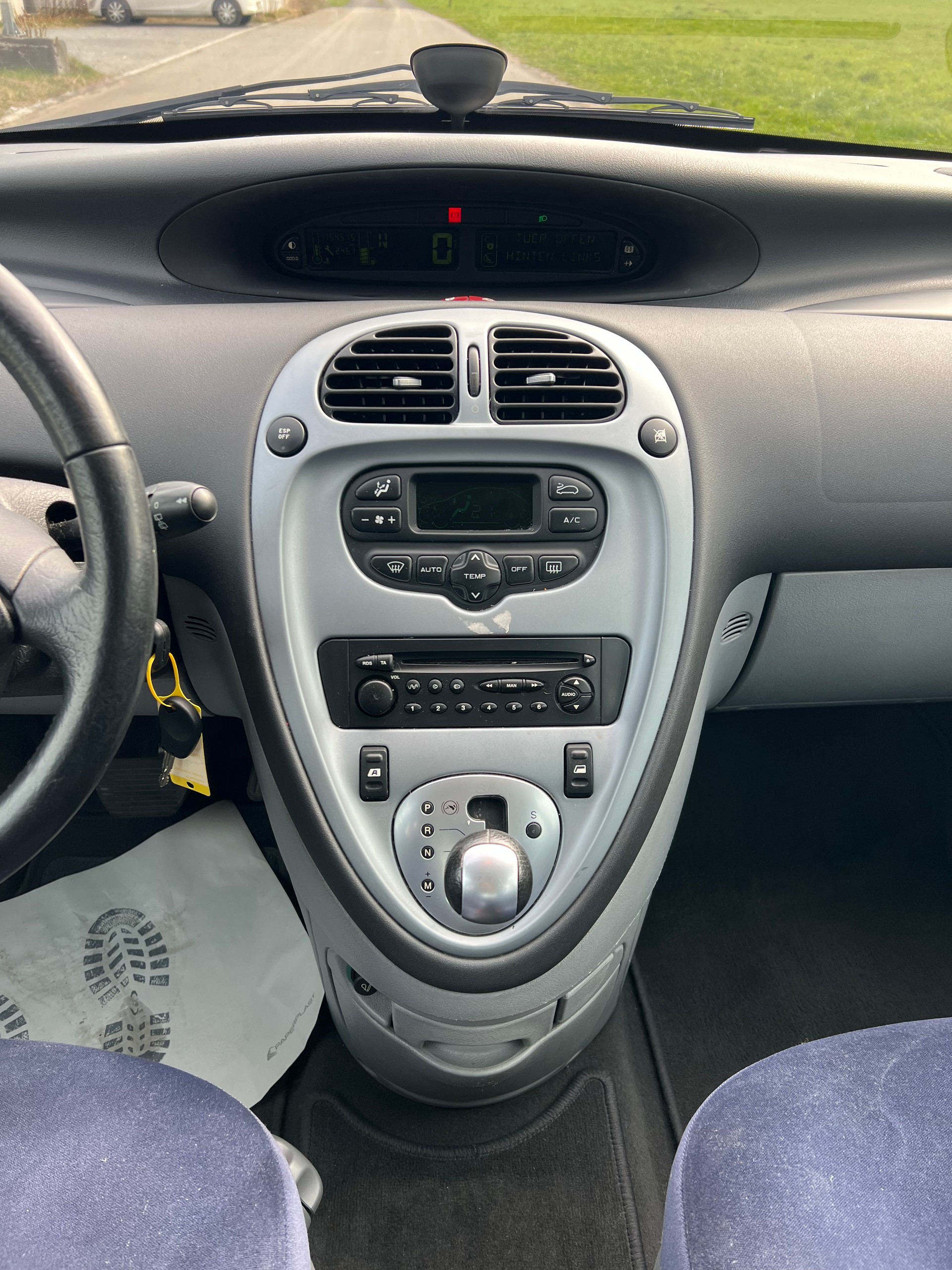 CITROEN Xsara Picasso 2.0i 16V Exclusive Automatic-image-12