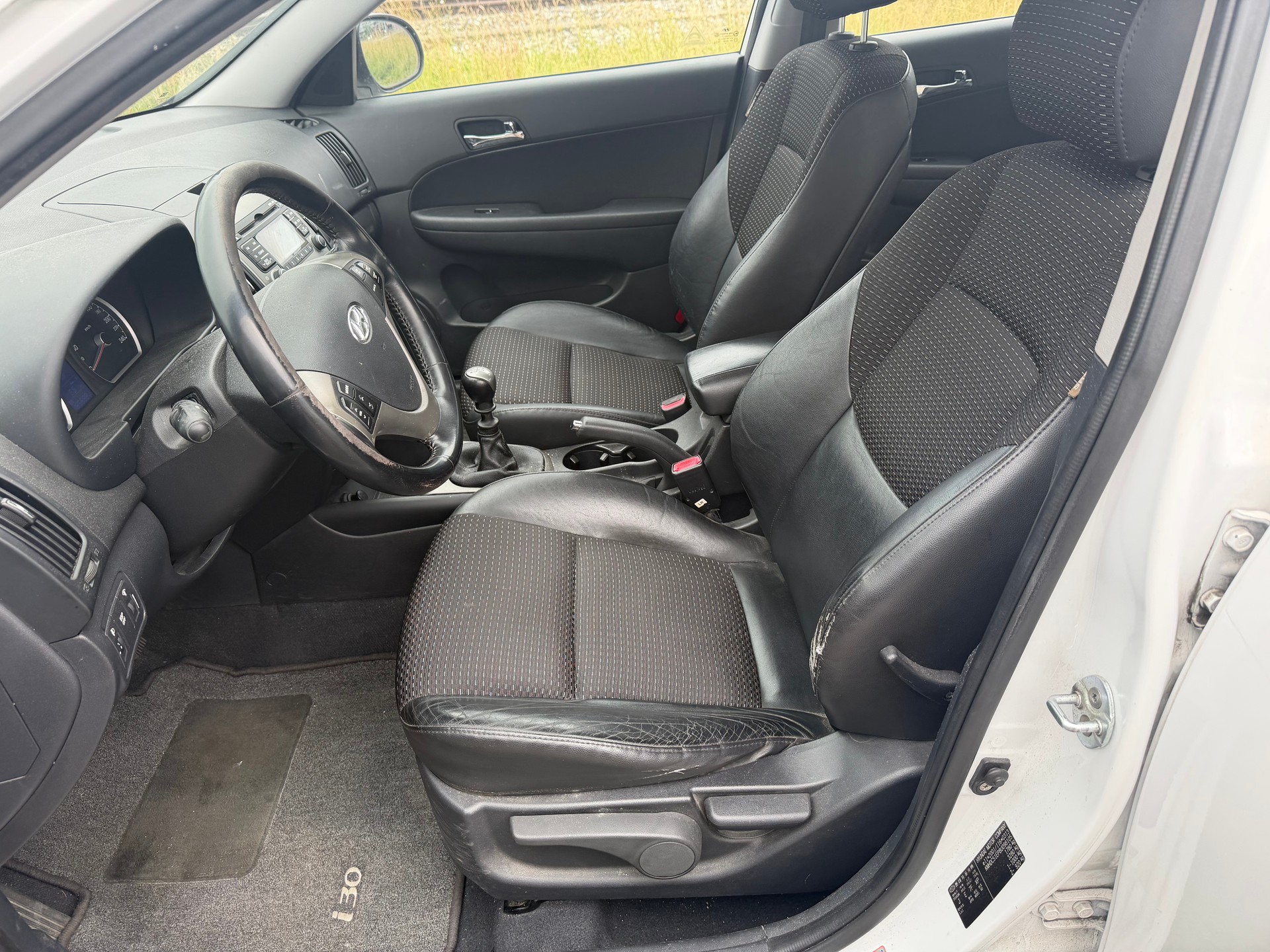HYUNDAI i30 2.0 Premium-image-8