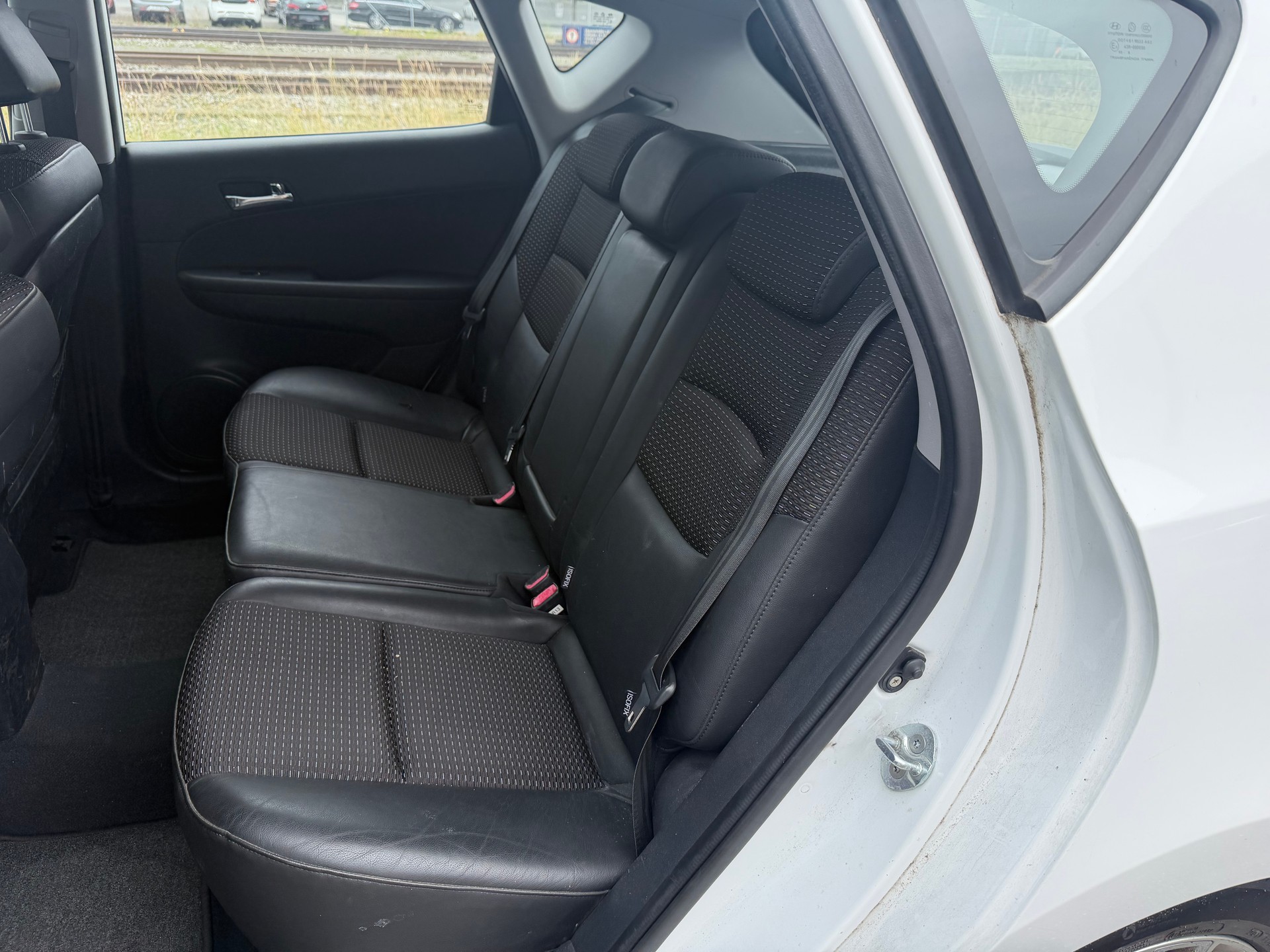 HYUNDAI i30 2.0 Premium-image-7