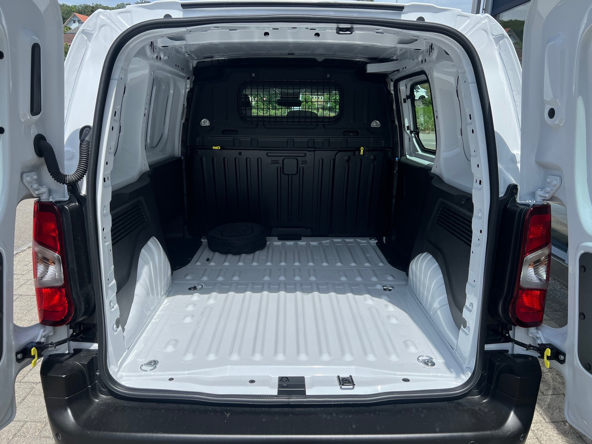 TOYOTA Proace City Van EV 50 kWh Advanced Medium-image-9