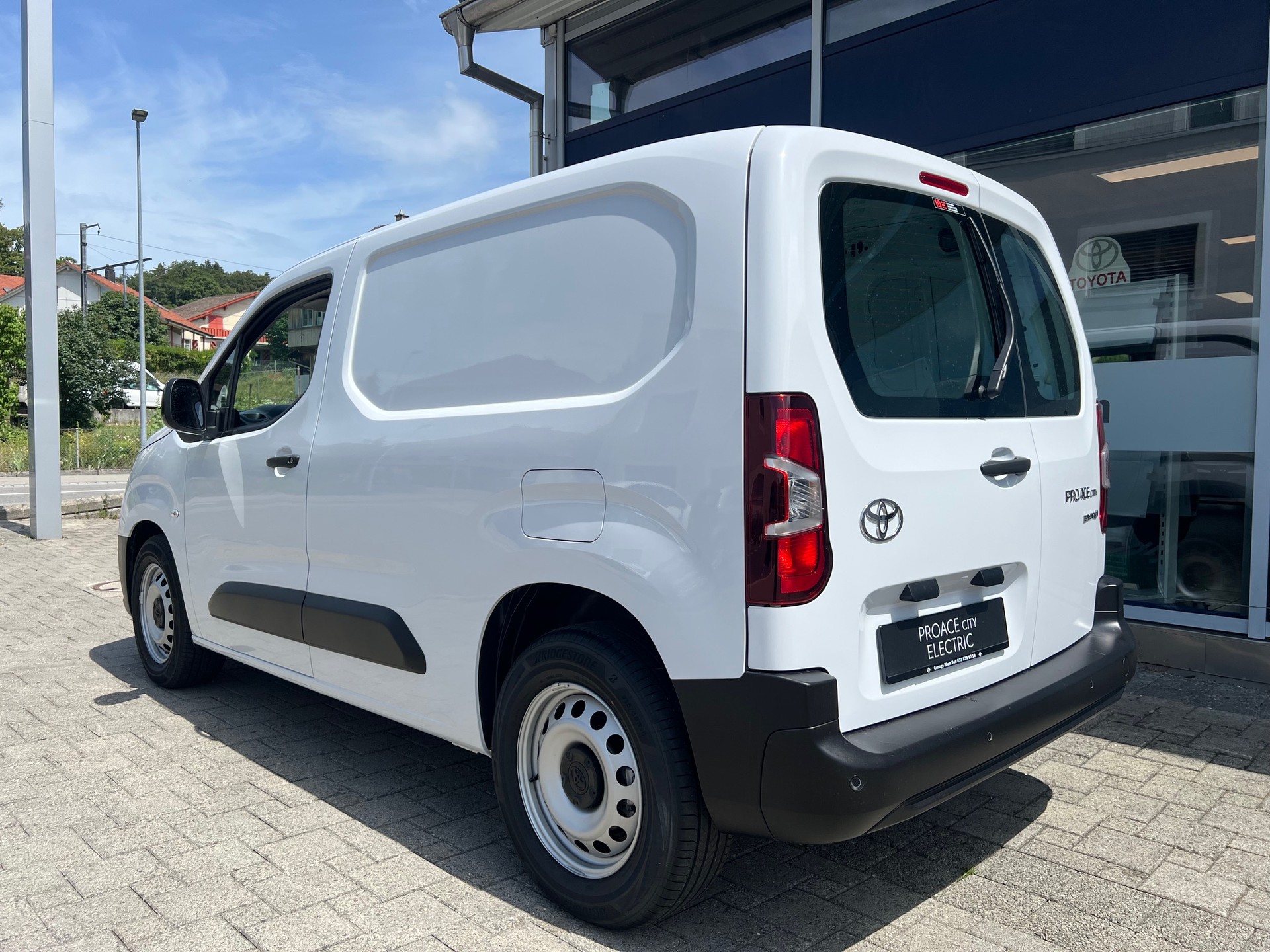 TOYOTA Proace City Van EV 50 kWh Advanced Medium-image-2