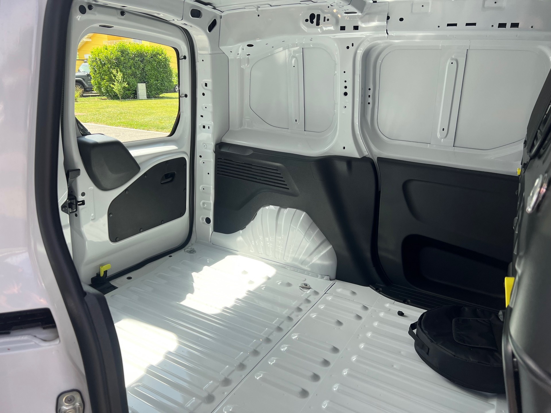 TOYOTA Proace City Van EV 50 kWh Advanced Medium-image-8