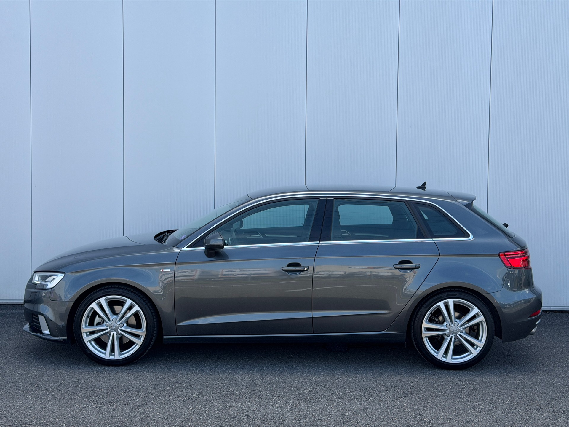 AUDI A3 Sportback 40 TFSI Sport quattro S-tronic *S-Line innen und aussen*-image-5