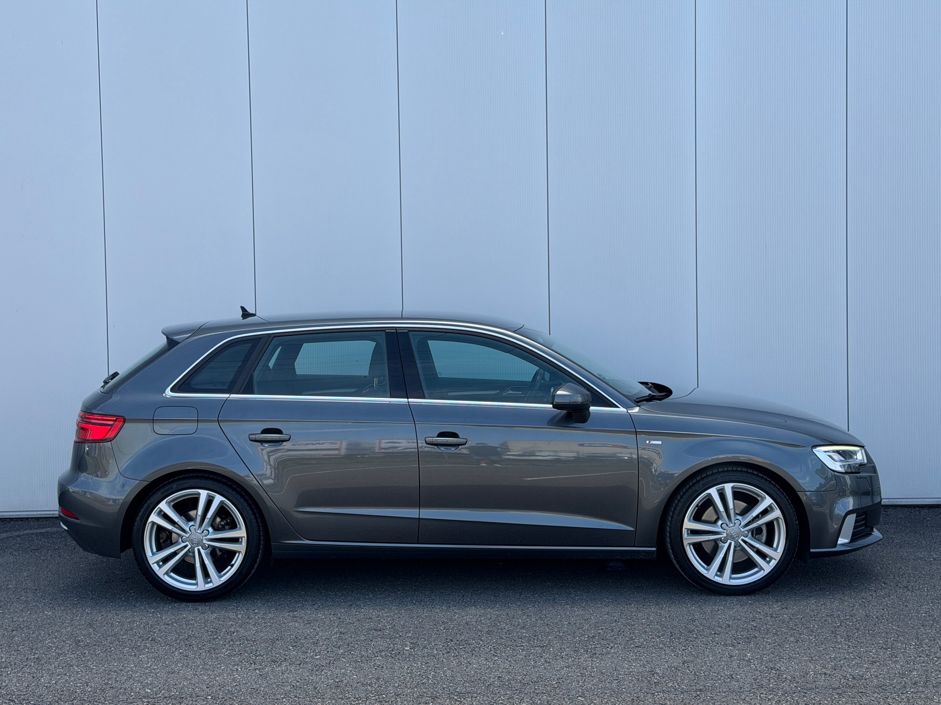 AUDI A3 Sportback 40 TFSI Sport quattro S-tronic *S-Line innen und aussen*-image-2