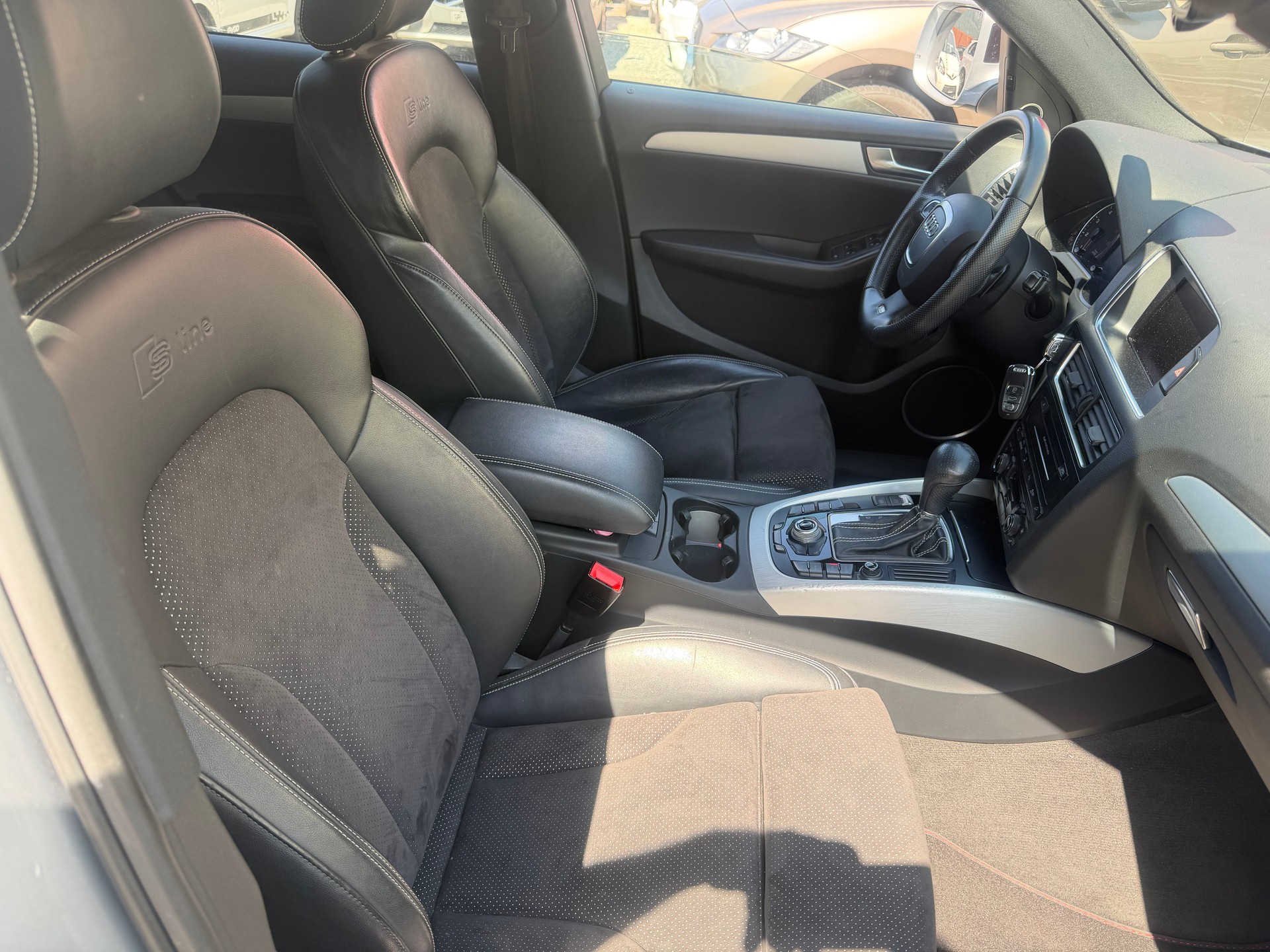 AUDI Q5 3.2 FSI quattro S-tronic-image-2