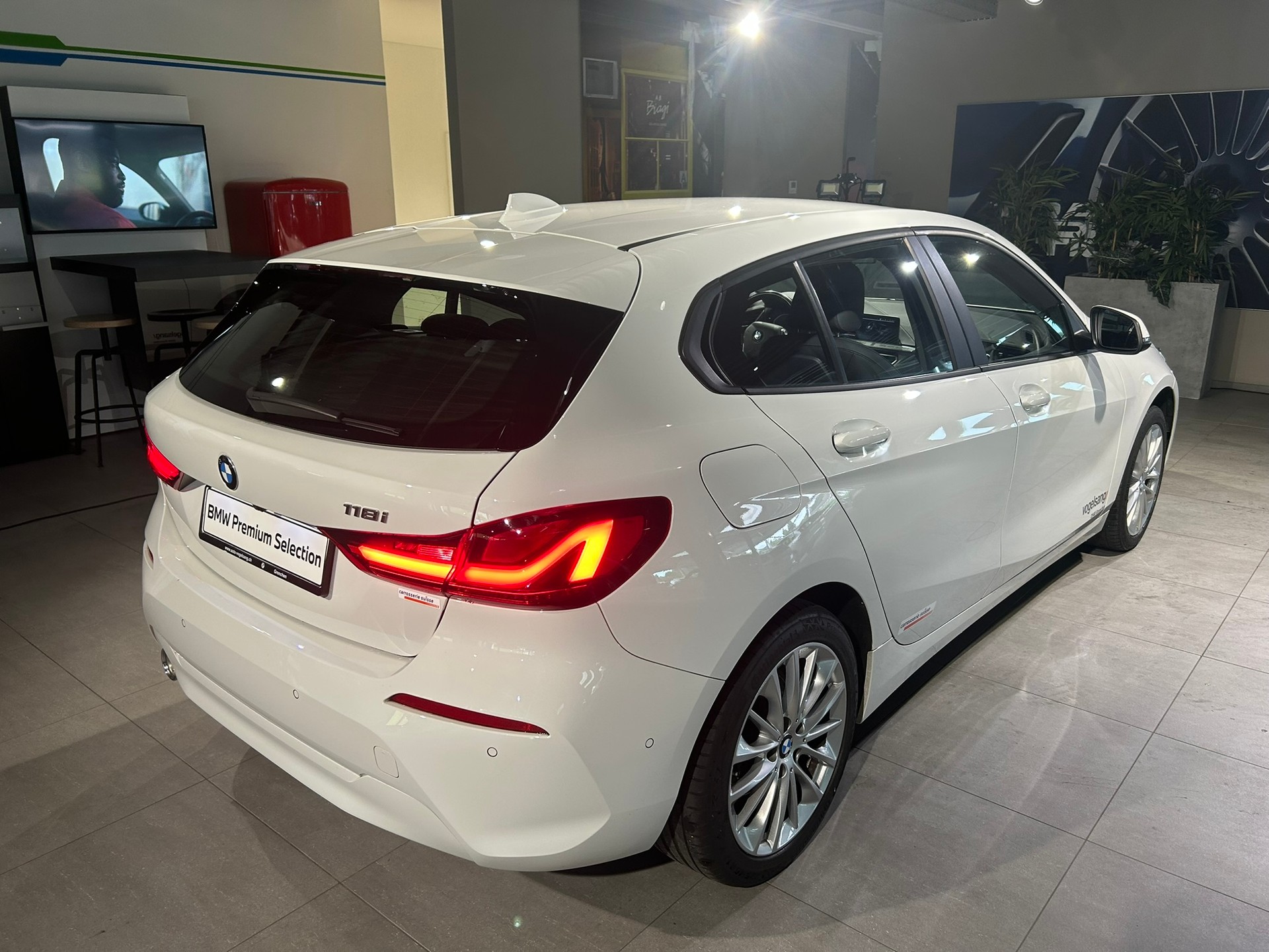 BMW 120i Steptronic-image-10