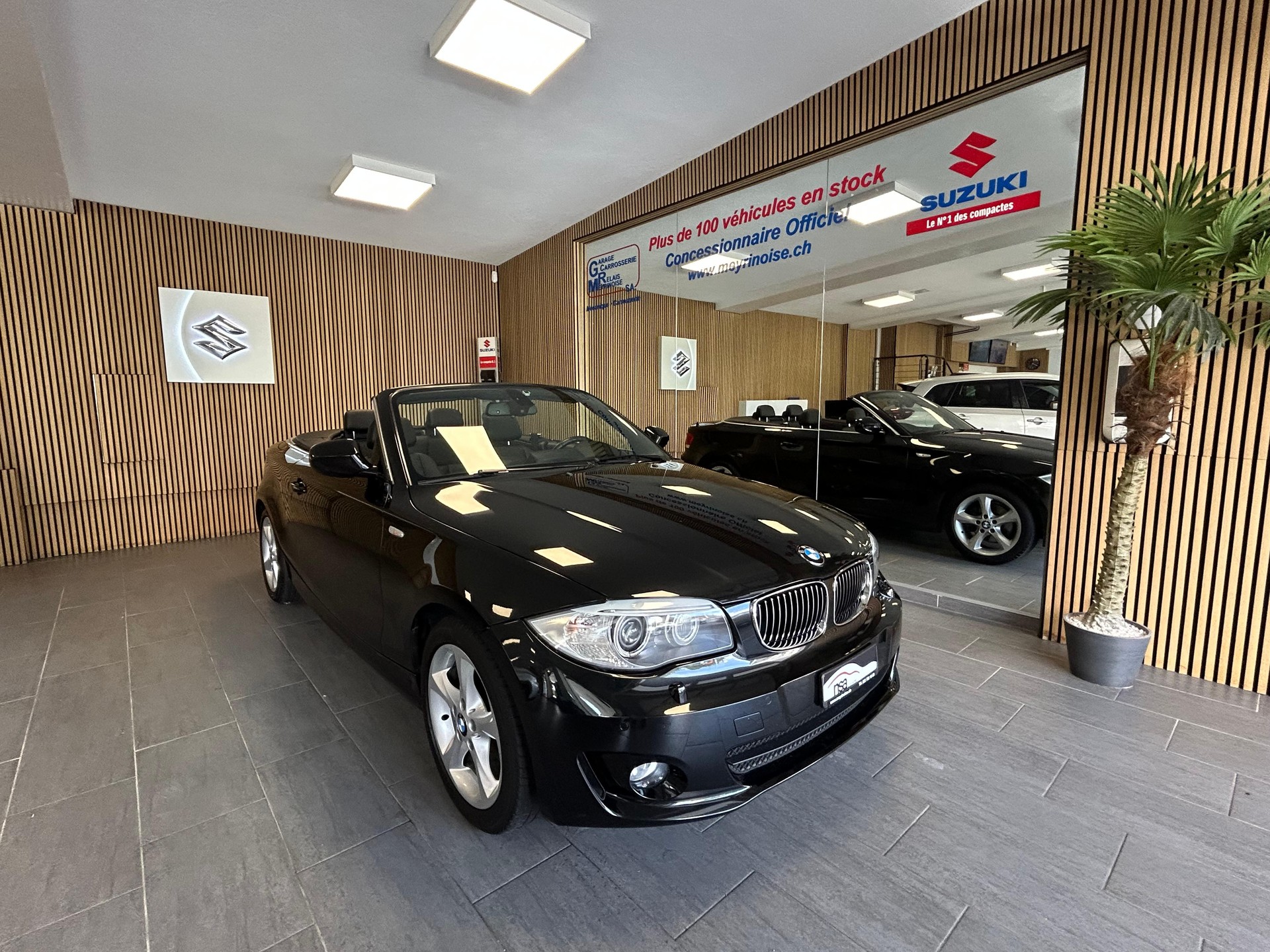 BMW 125i Cabrio-showroom-element-2