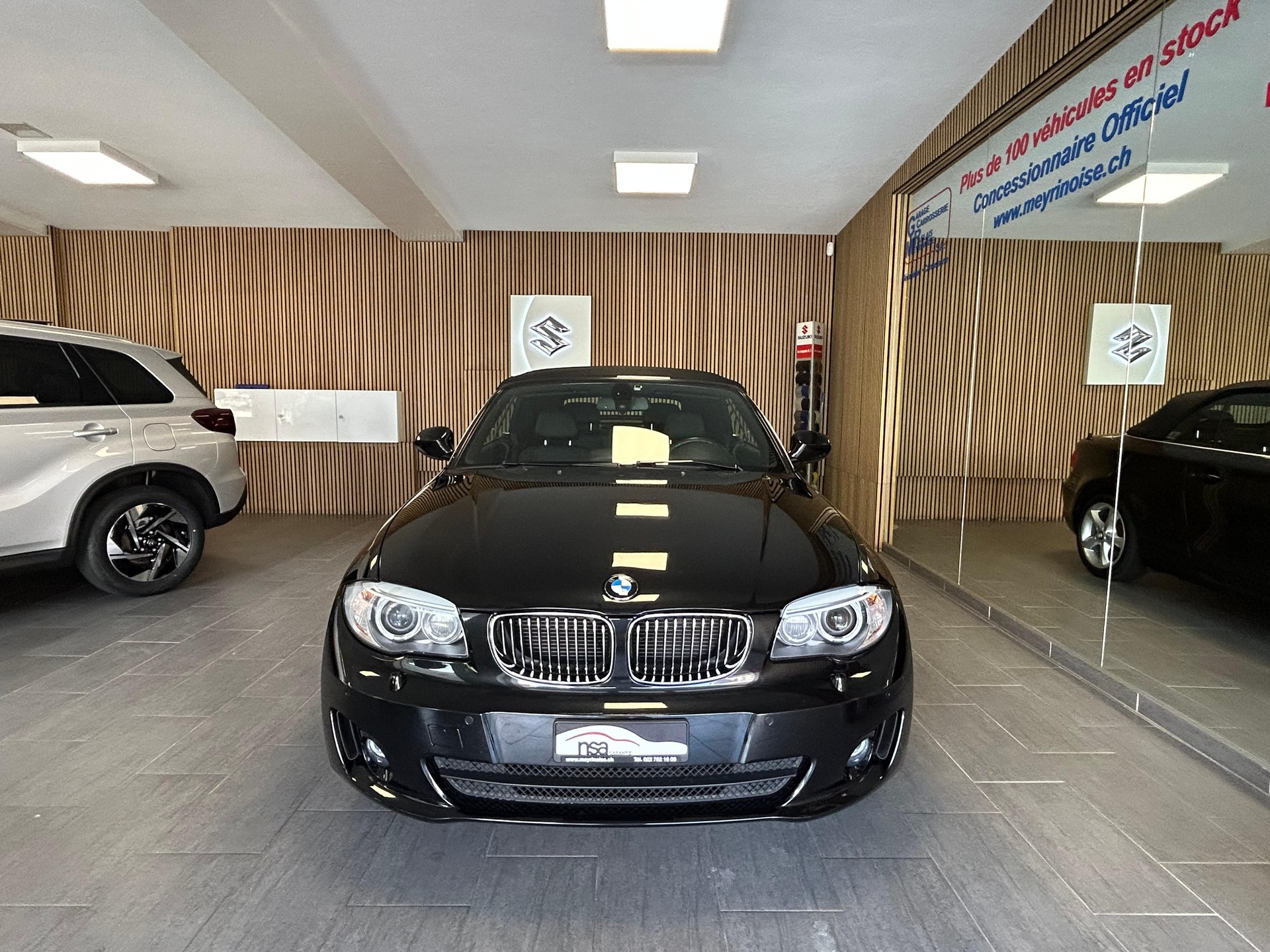 BMW 125i Cabrio-showroom-element-3