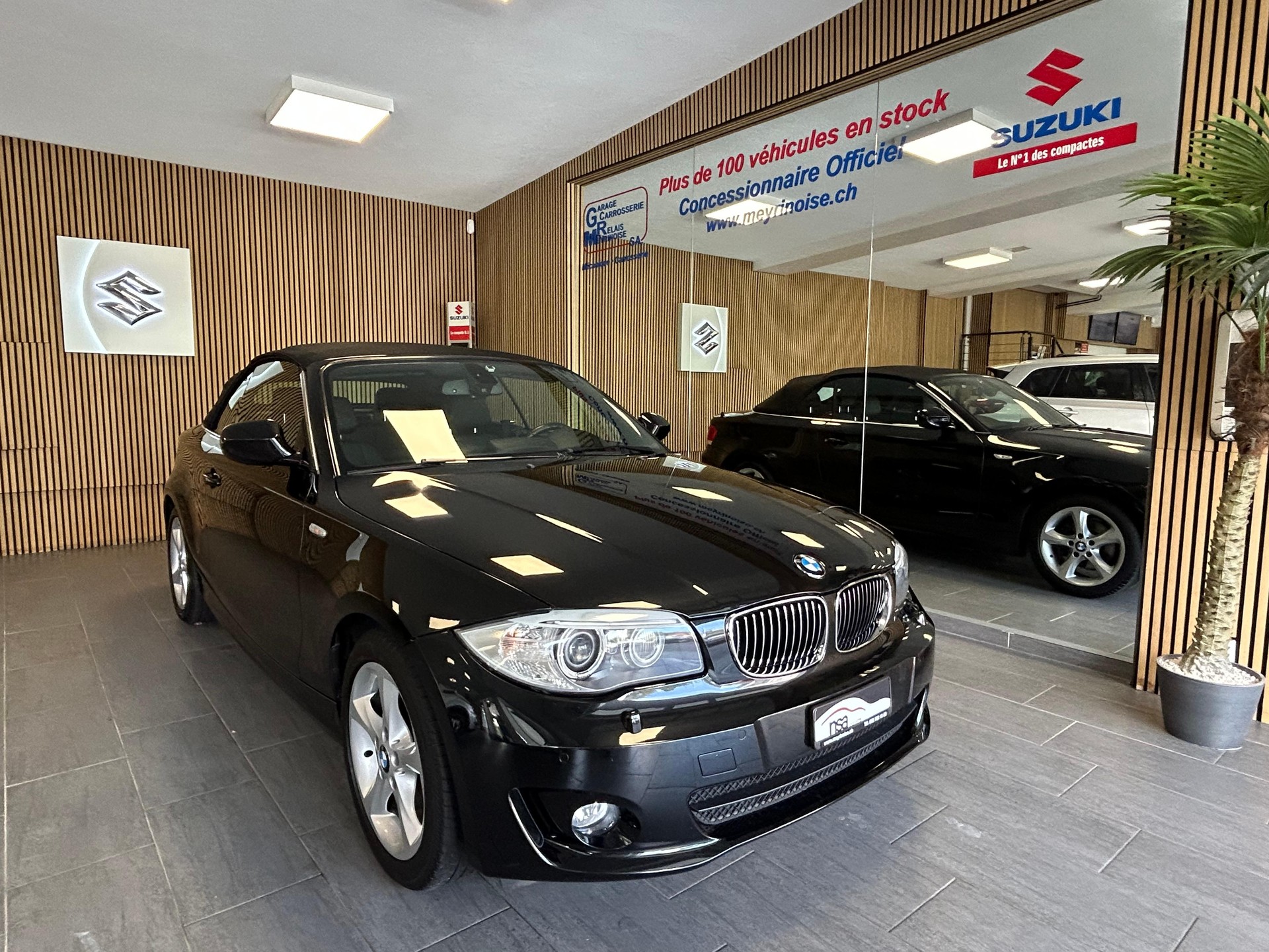 BMW 125i Cabrio-showroom-element-1