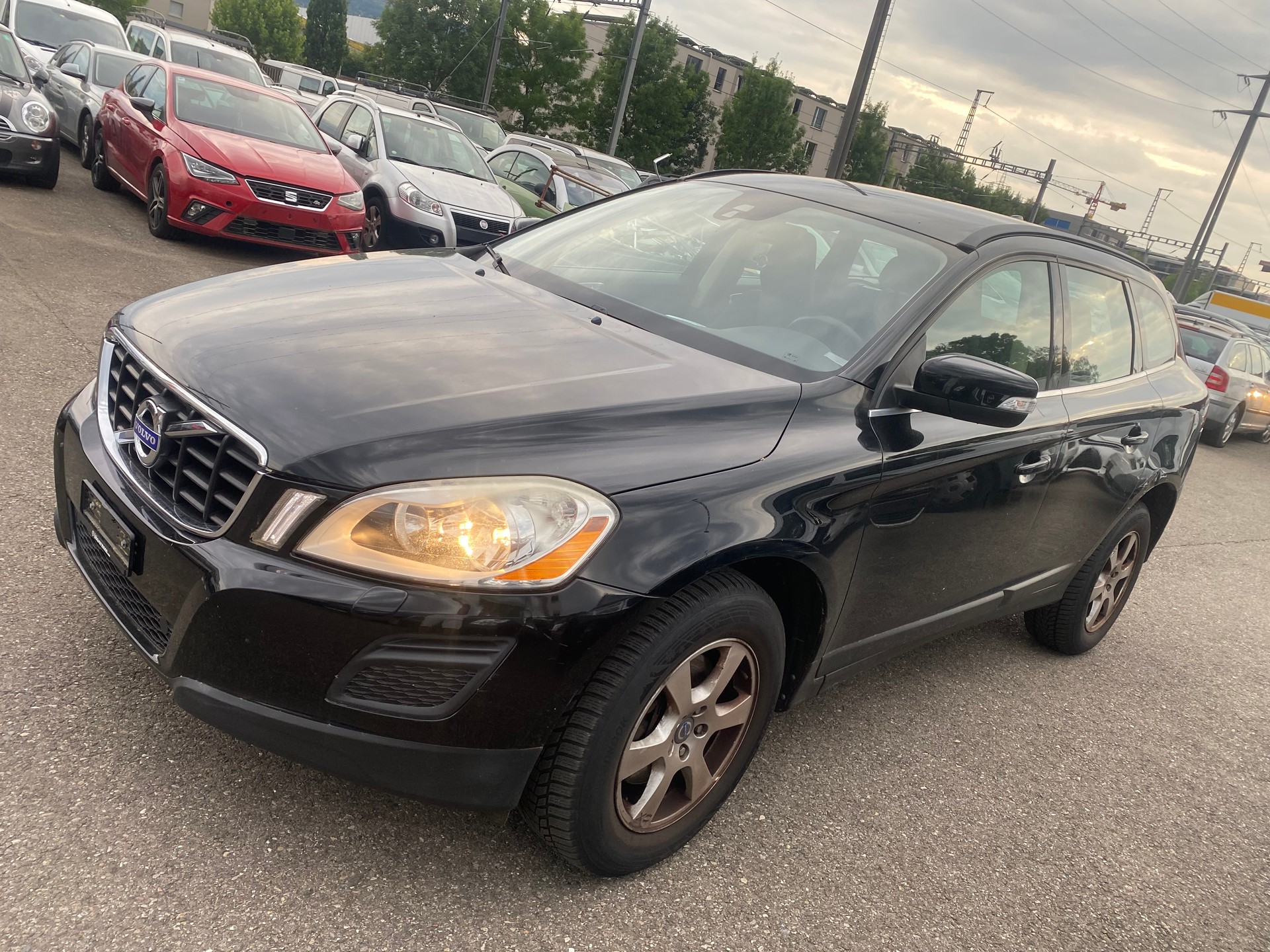 VOLVO XC60 D4 AWD Kinetic-image-1