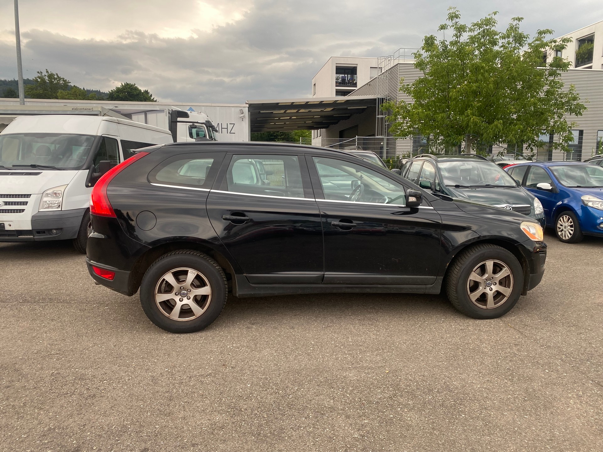 VOLVO XC60 D4 AWD Kinetic-image-3