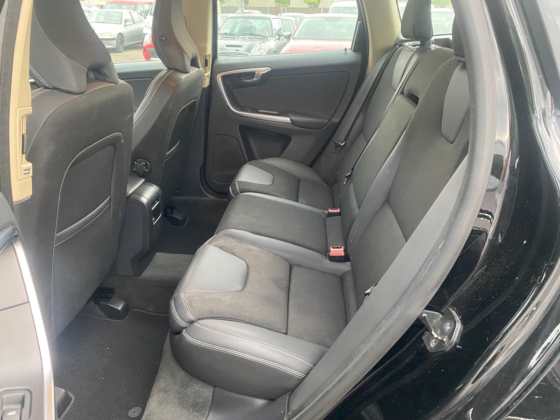 VOLVO XC60 D4 AWD Kinetic-image-9