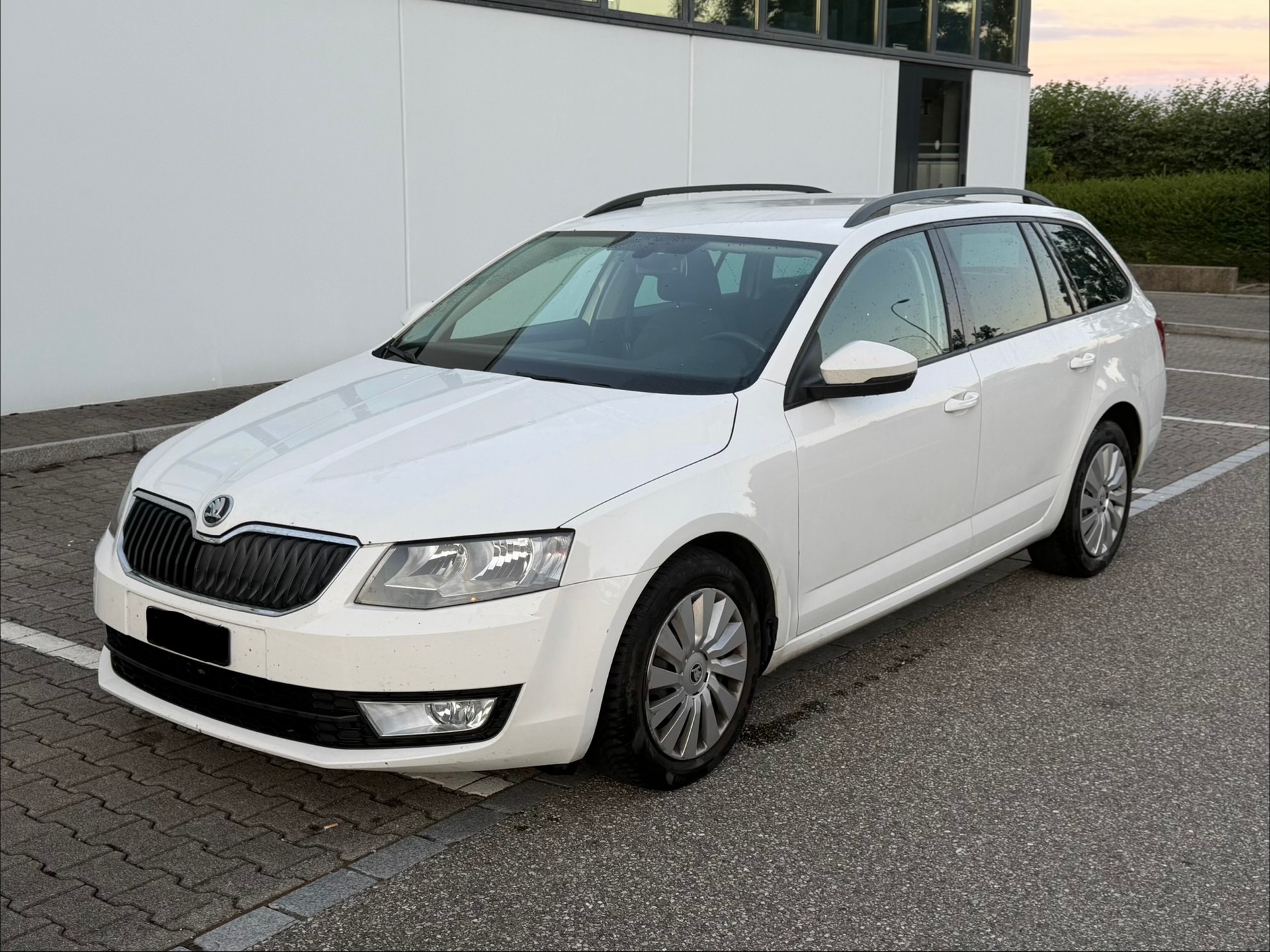 SKODA Octavia Combi 1.6 TDI Ambition DSG-image-0
