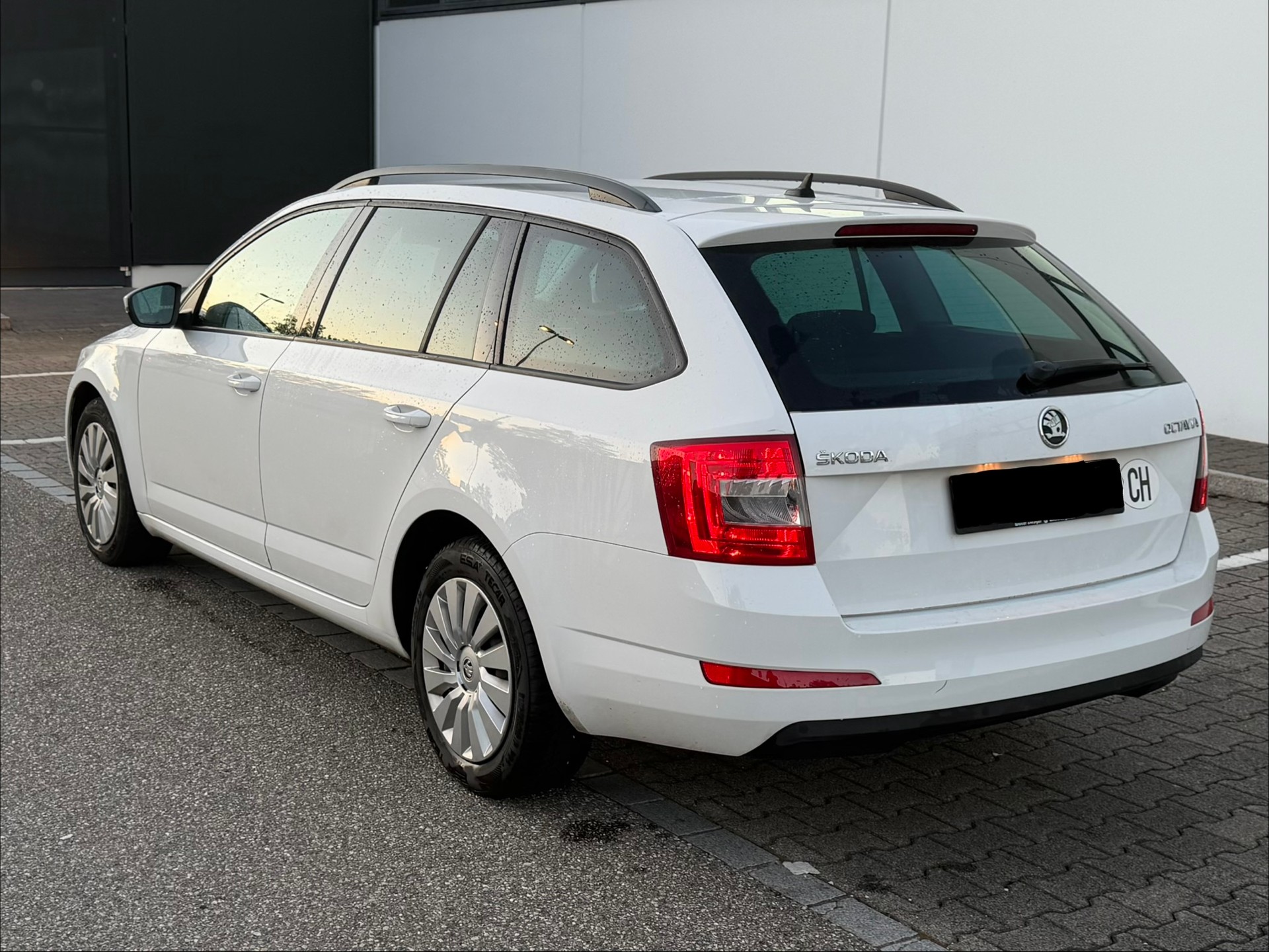 SKODA Octavia Combi 1.6 TDI Ambition DSG-image-1