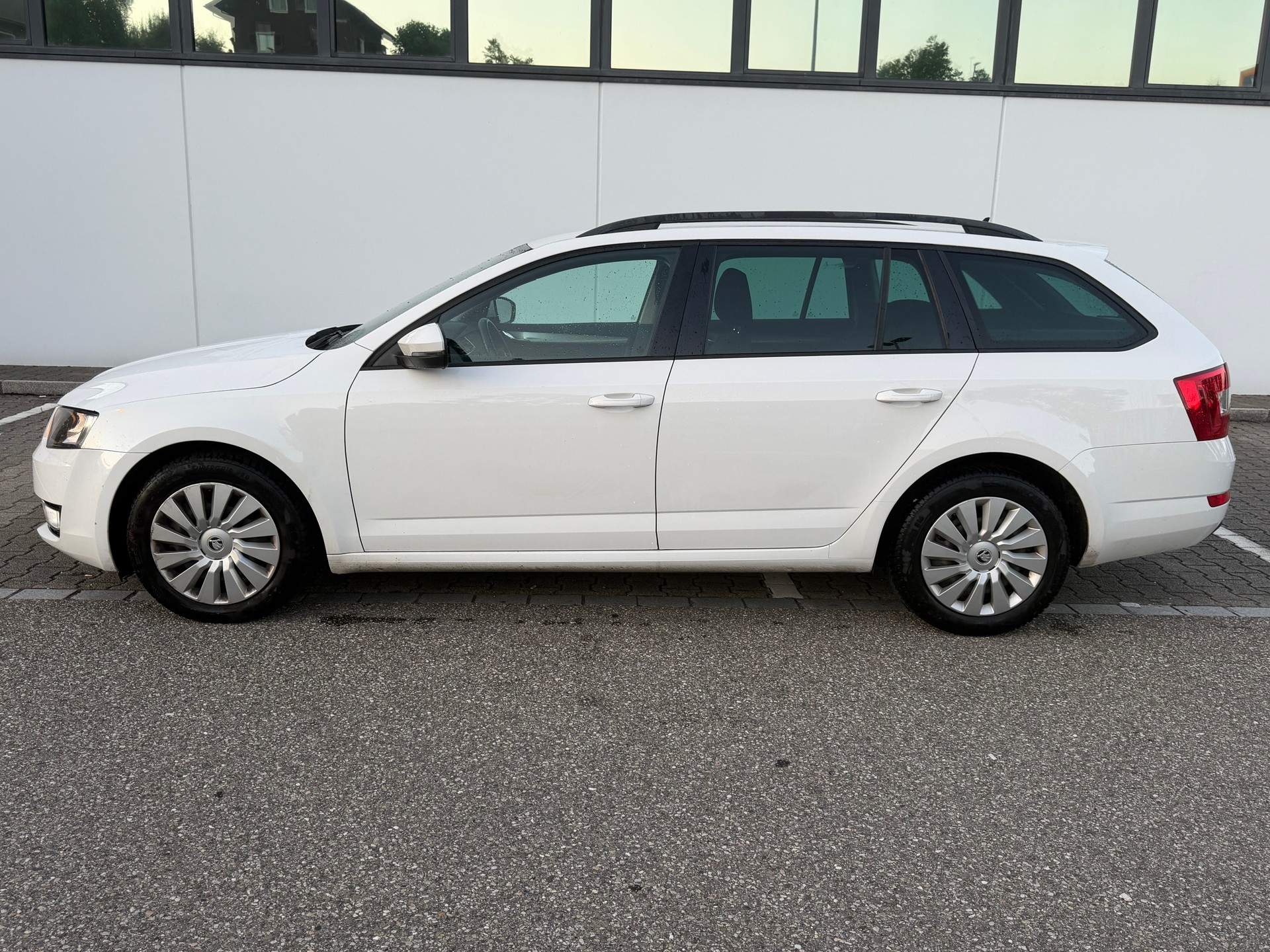 SKODA Octavia Combi 1.6 TDI Ambition DSG-image-2
