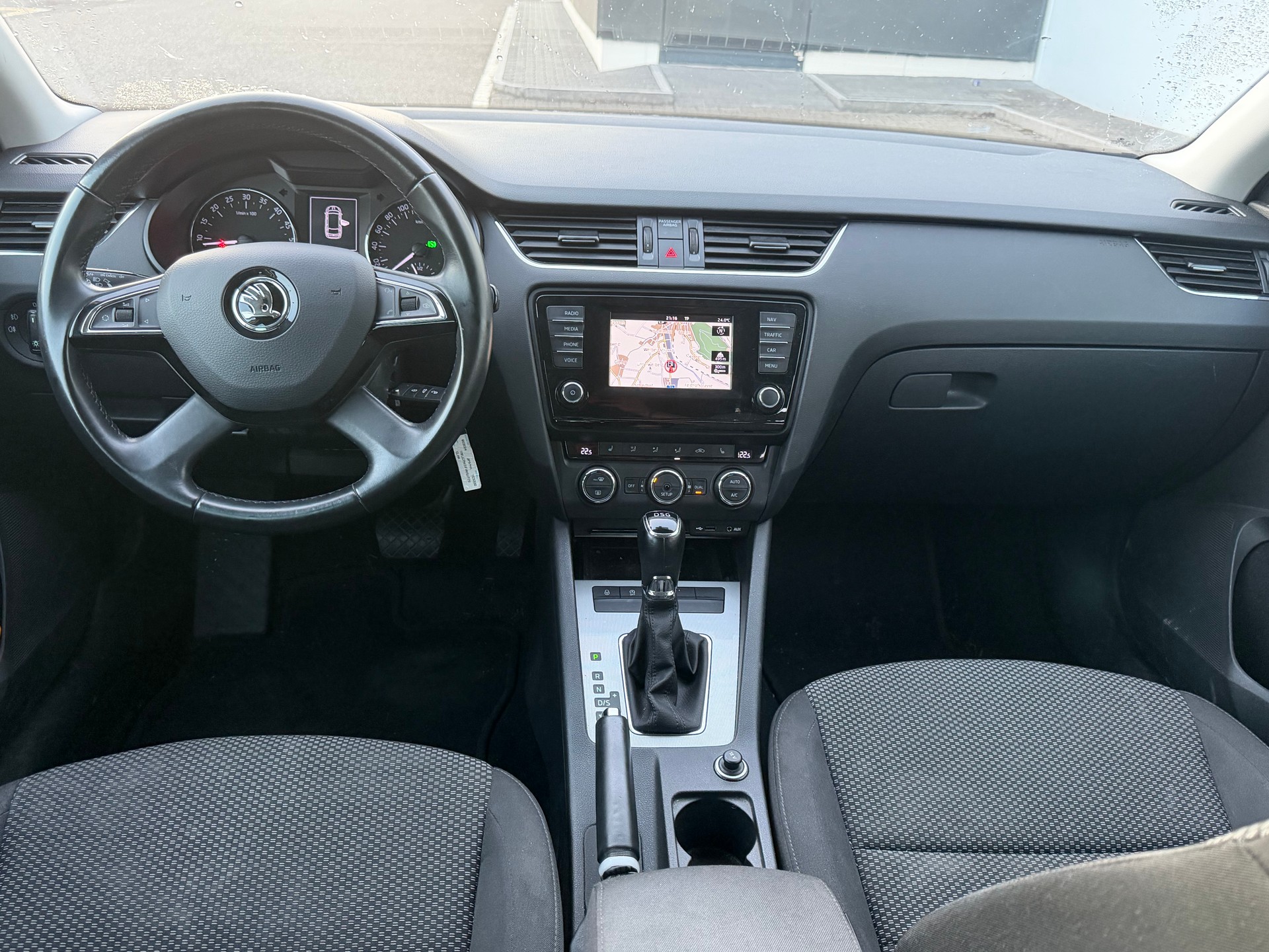 SKODA Octavia Combi 1.6 TDI Ambition DSG-image-5