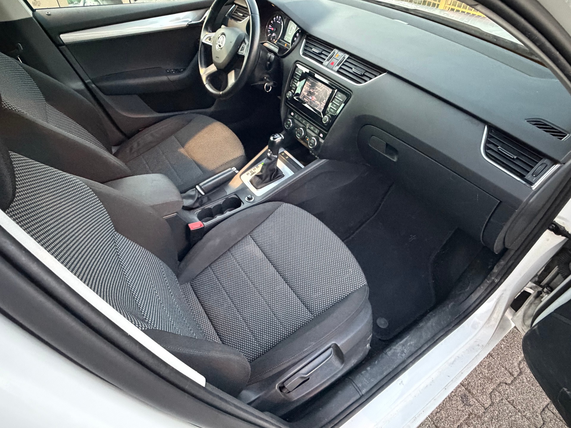 SKODA Octavia Combi 1.6 TDI Ambition DSG-image-7