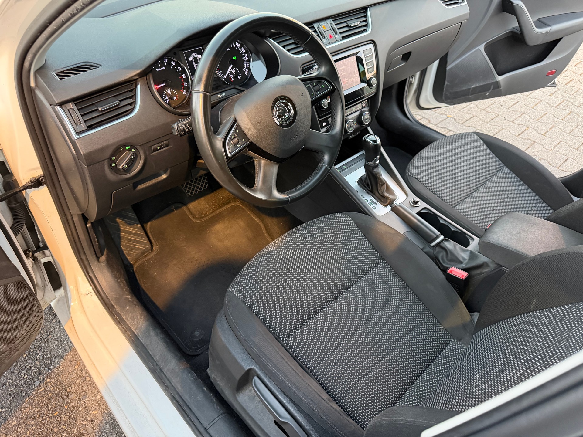 SKODA Octavia Combi 1.6 TDI Ambition DSG-image-6