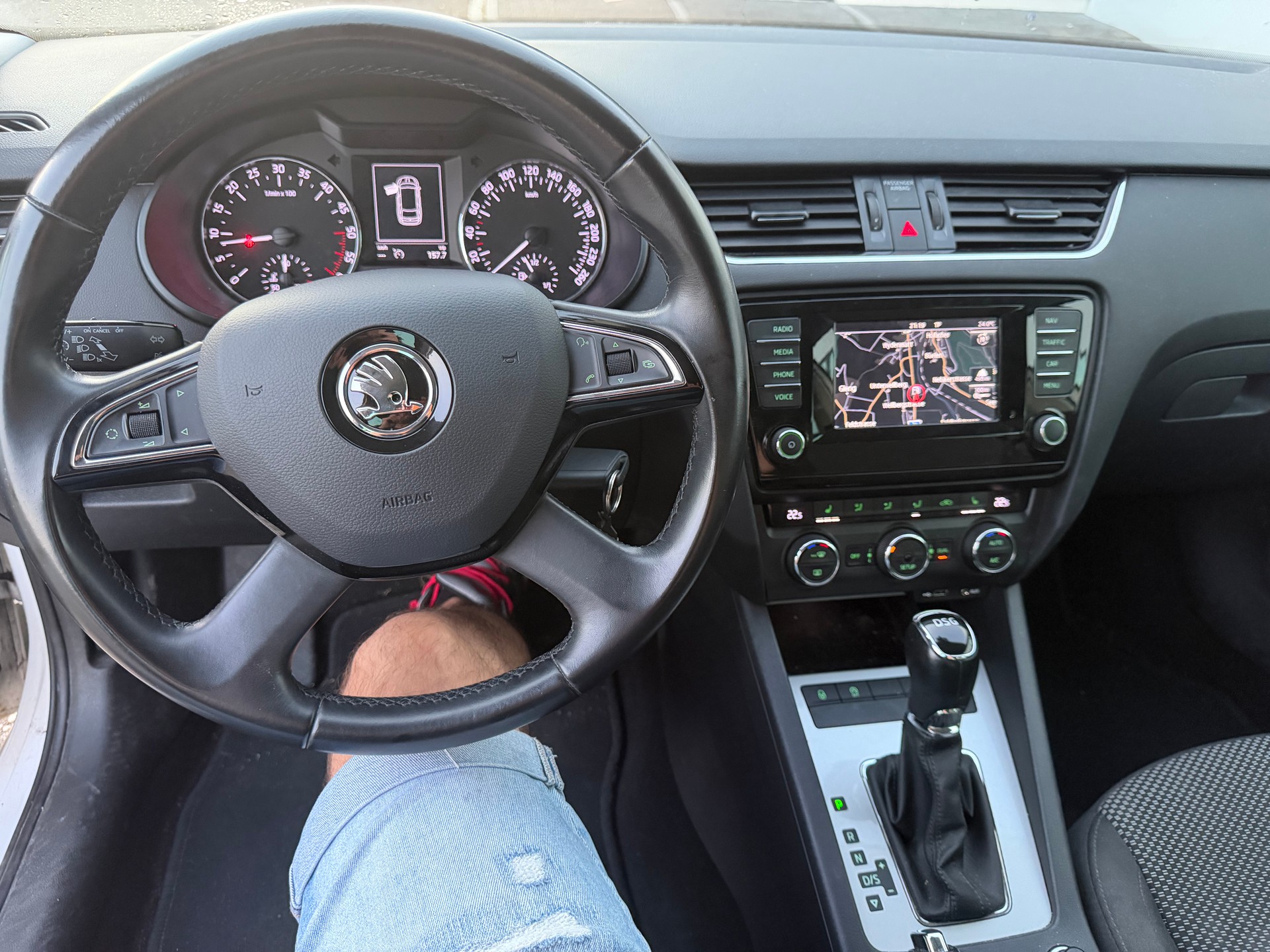 SKODA Octavia Combi 1.6 TDI Ambition DSG-image-9