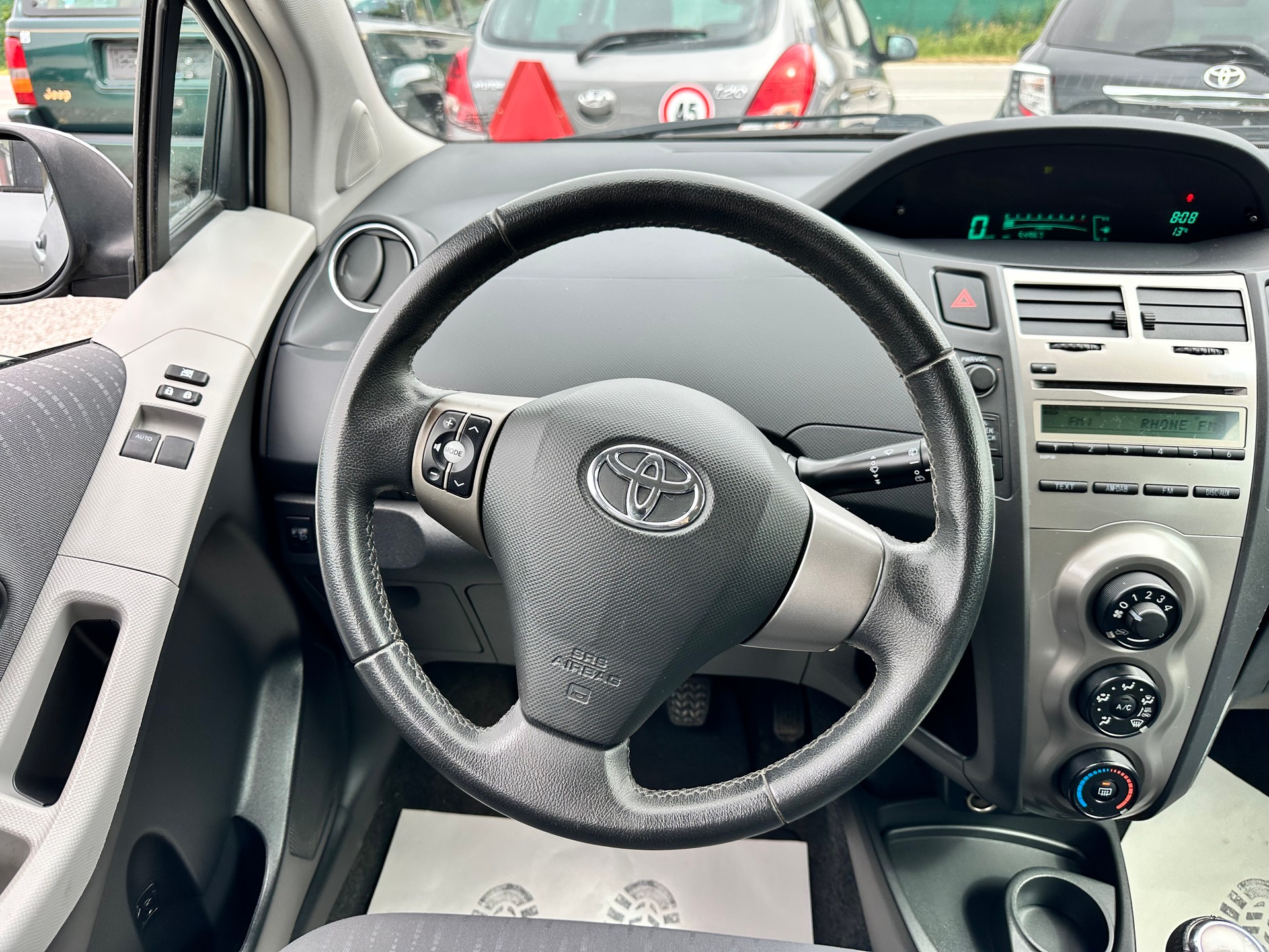 TOYOTA Yaris 1.33 Linea Sol-image-12