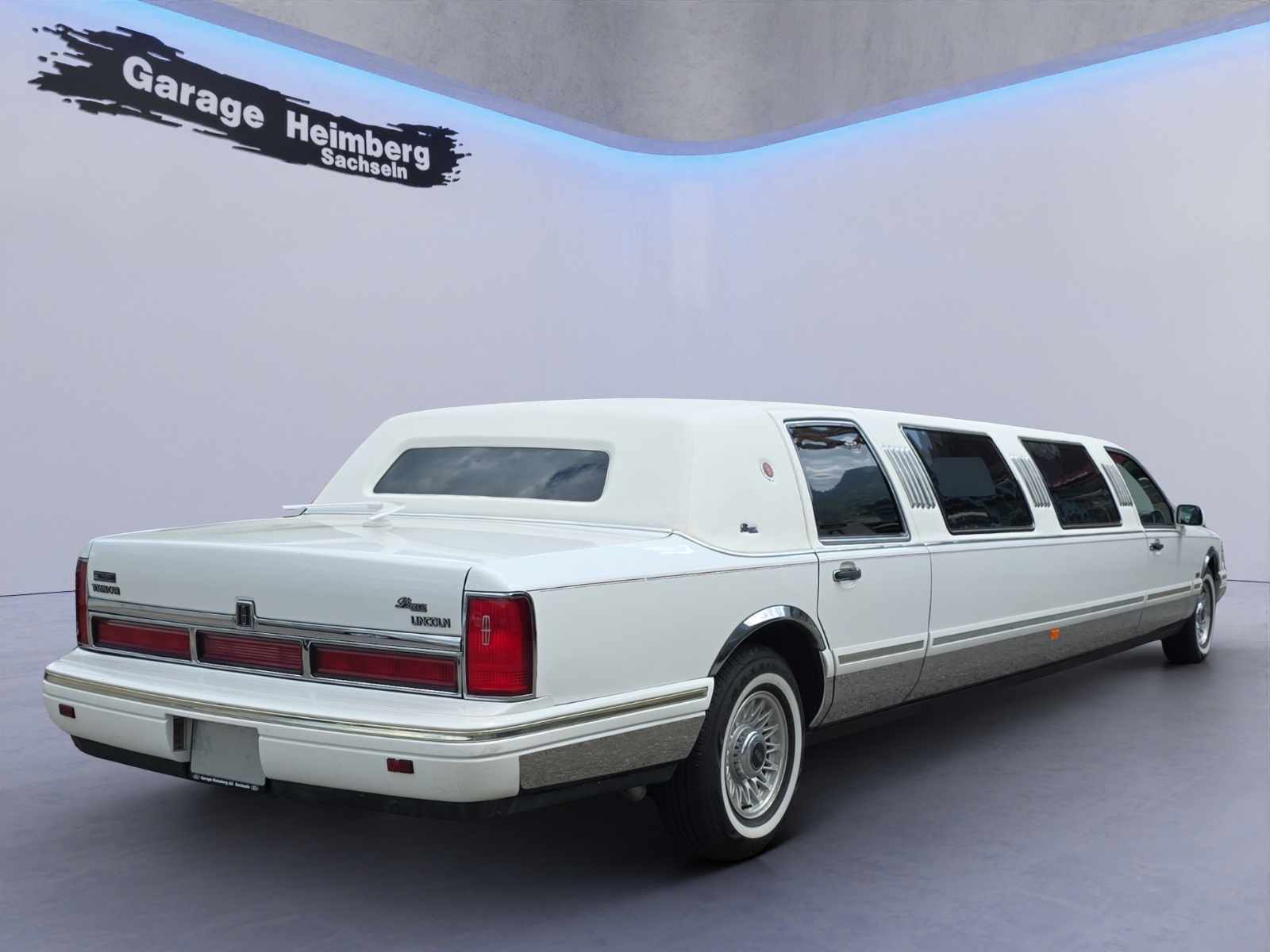 LINCOLN Town Car-image-3