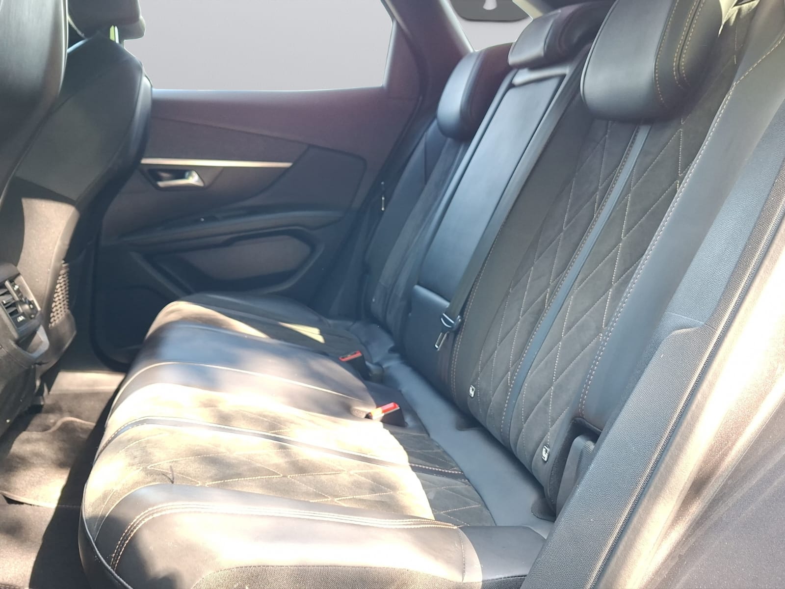 PEUGEOT 3008 2.0 BlueHDi GT EAT-image-9