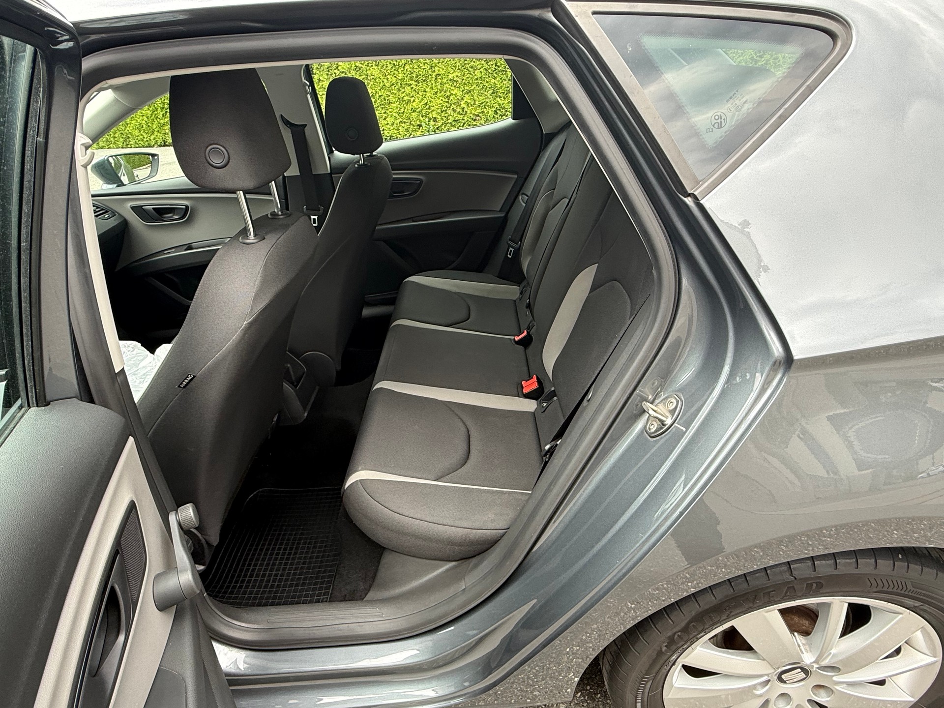 SEAT LEON-image-8