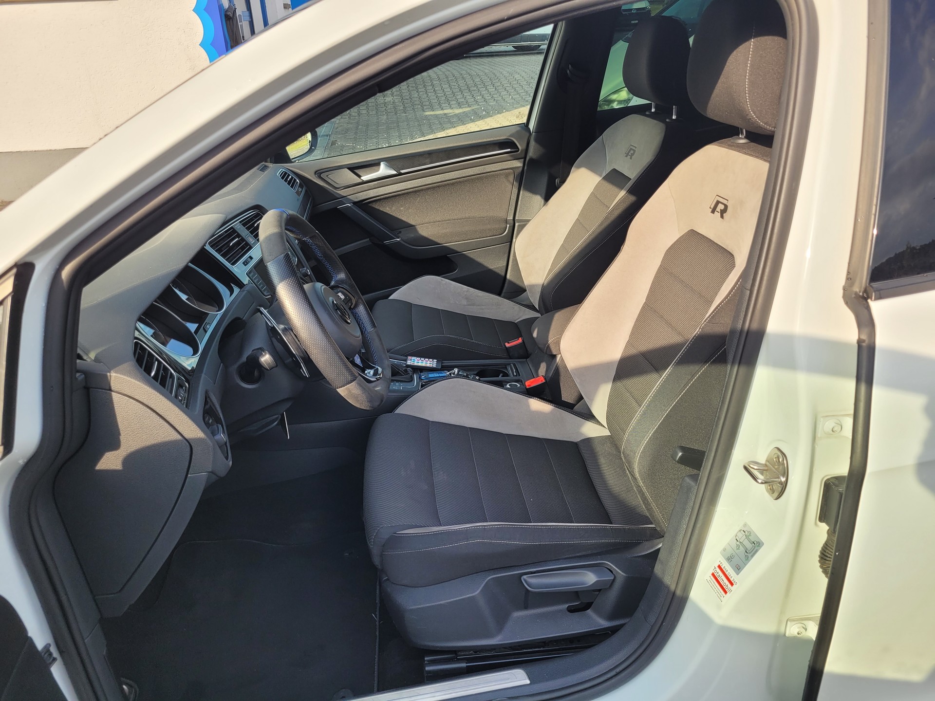 VW Golf 2.0 TSI R 4Motion DSG-image-12