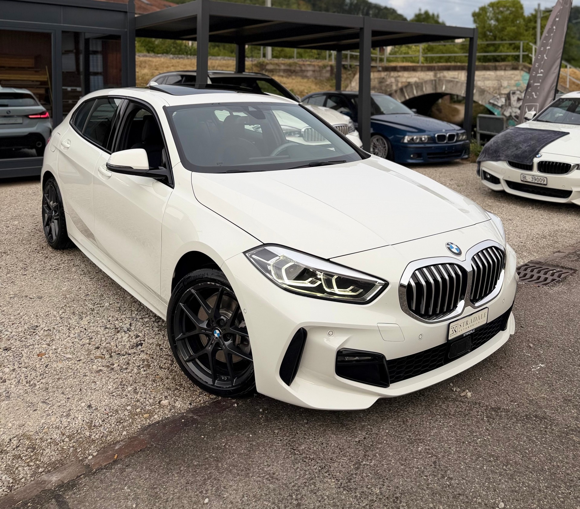 BMW 120d xDrive Steptronic M Sport **Schiebedach**-image-0