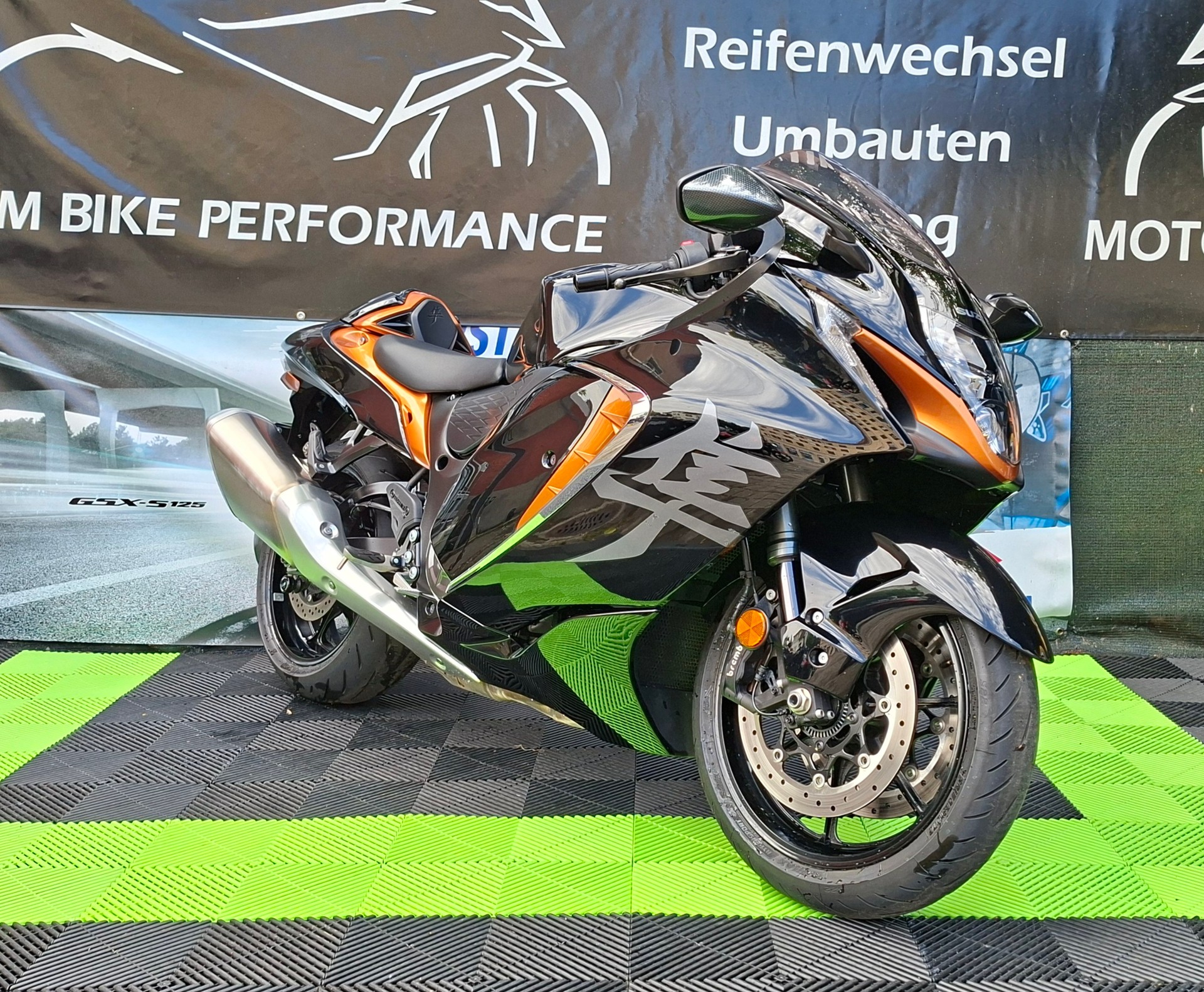 SUZUKI GSX 1300 RR Hayabusa-showroom-element-1