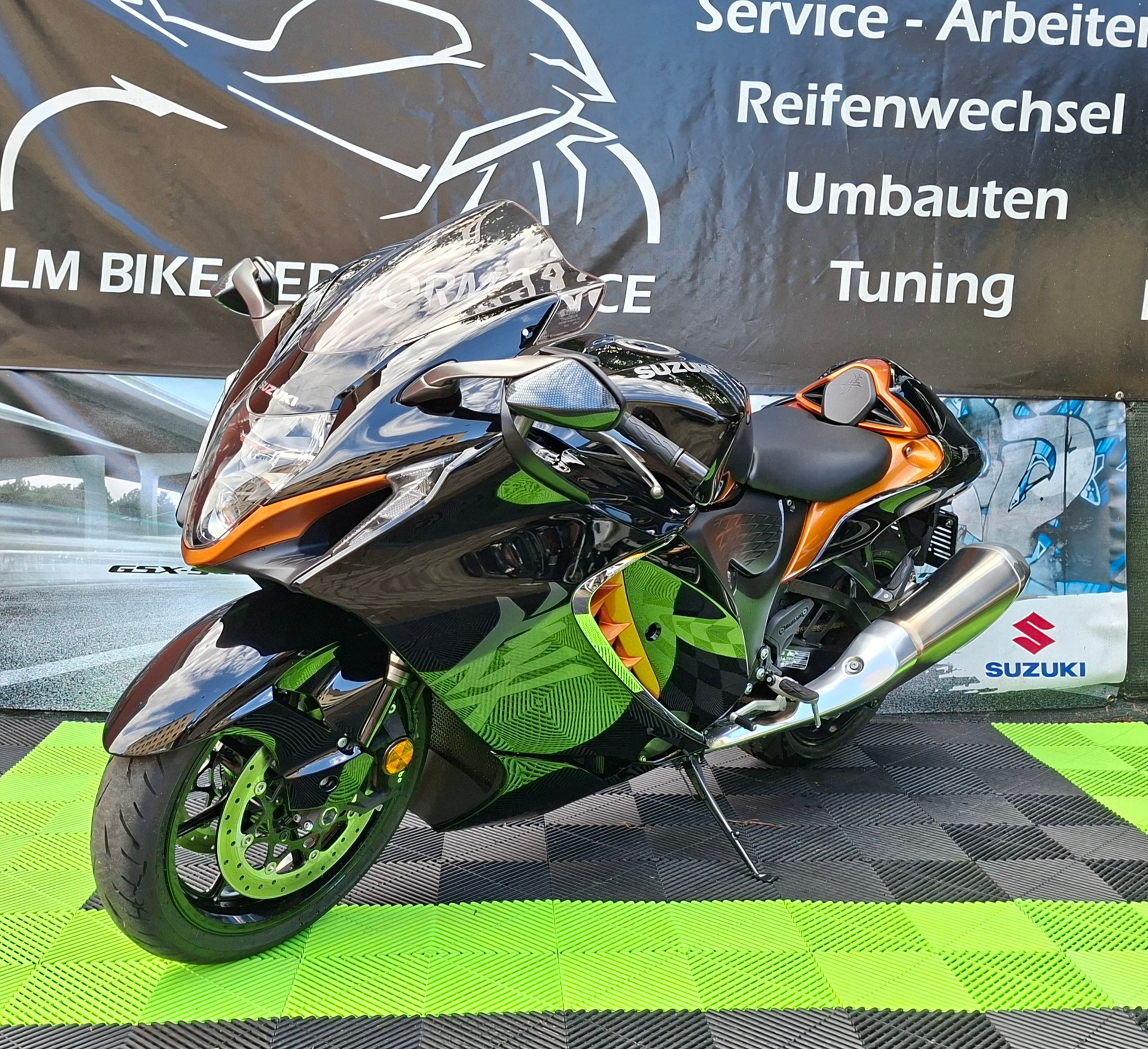 SUZUKI GSX 1300 RR Hayabusa-showroom-element-2