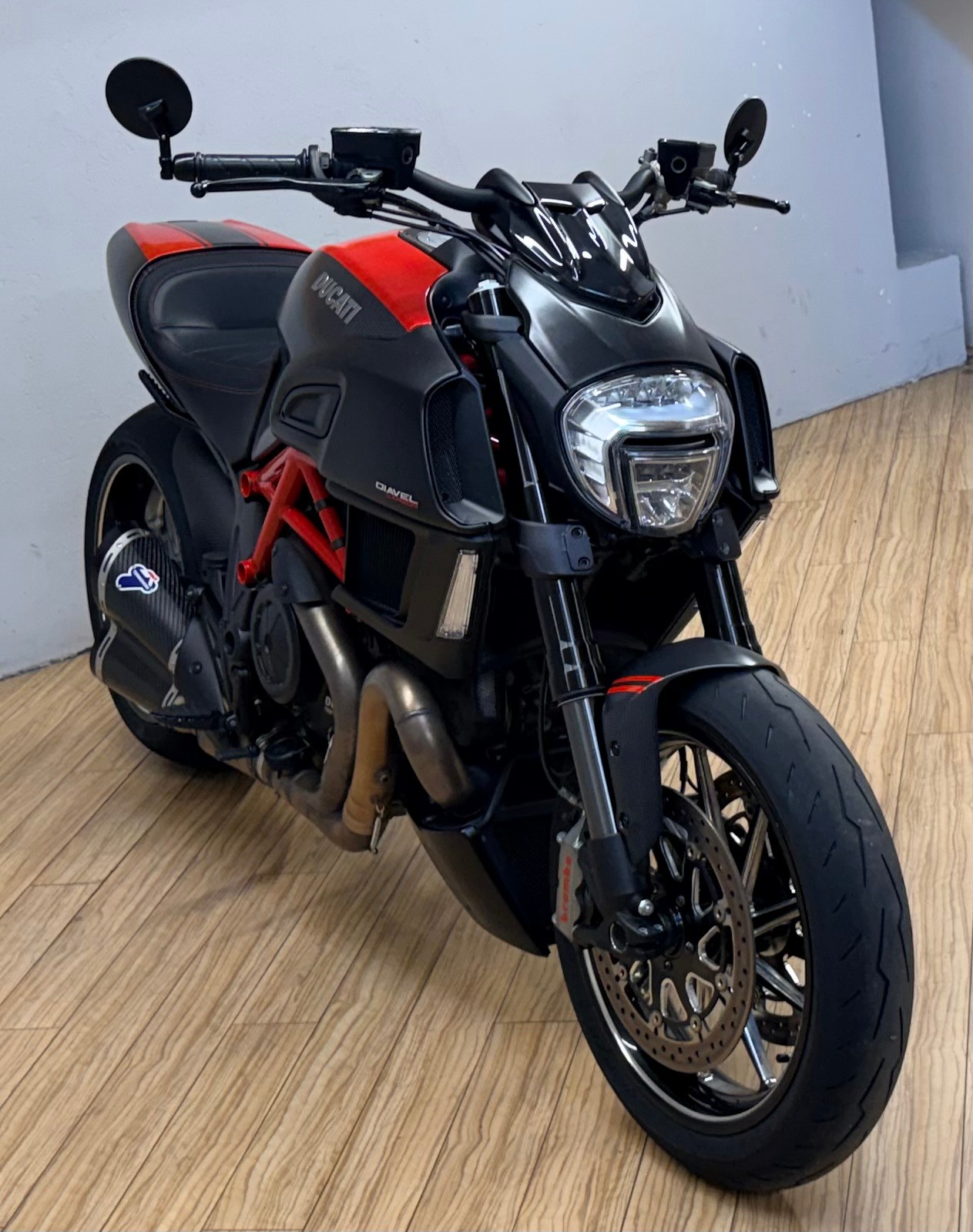 DUCATI Diavel 1200 Carbon red