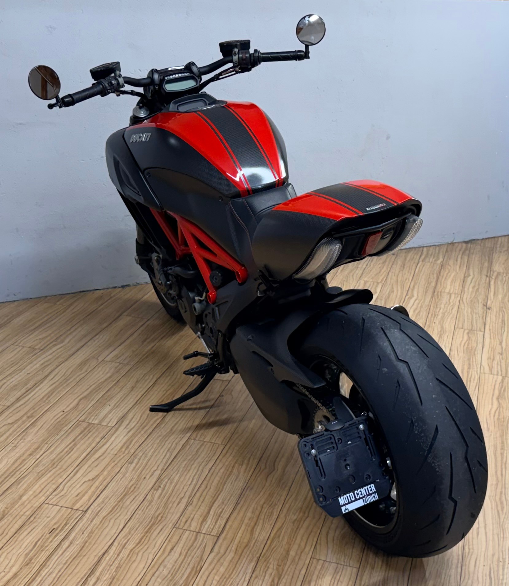 DUCATI Diavel 1200 Carbon red-image-4