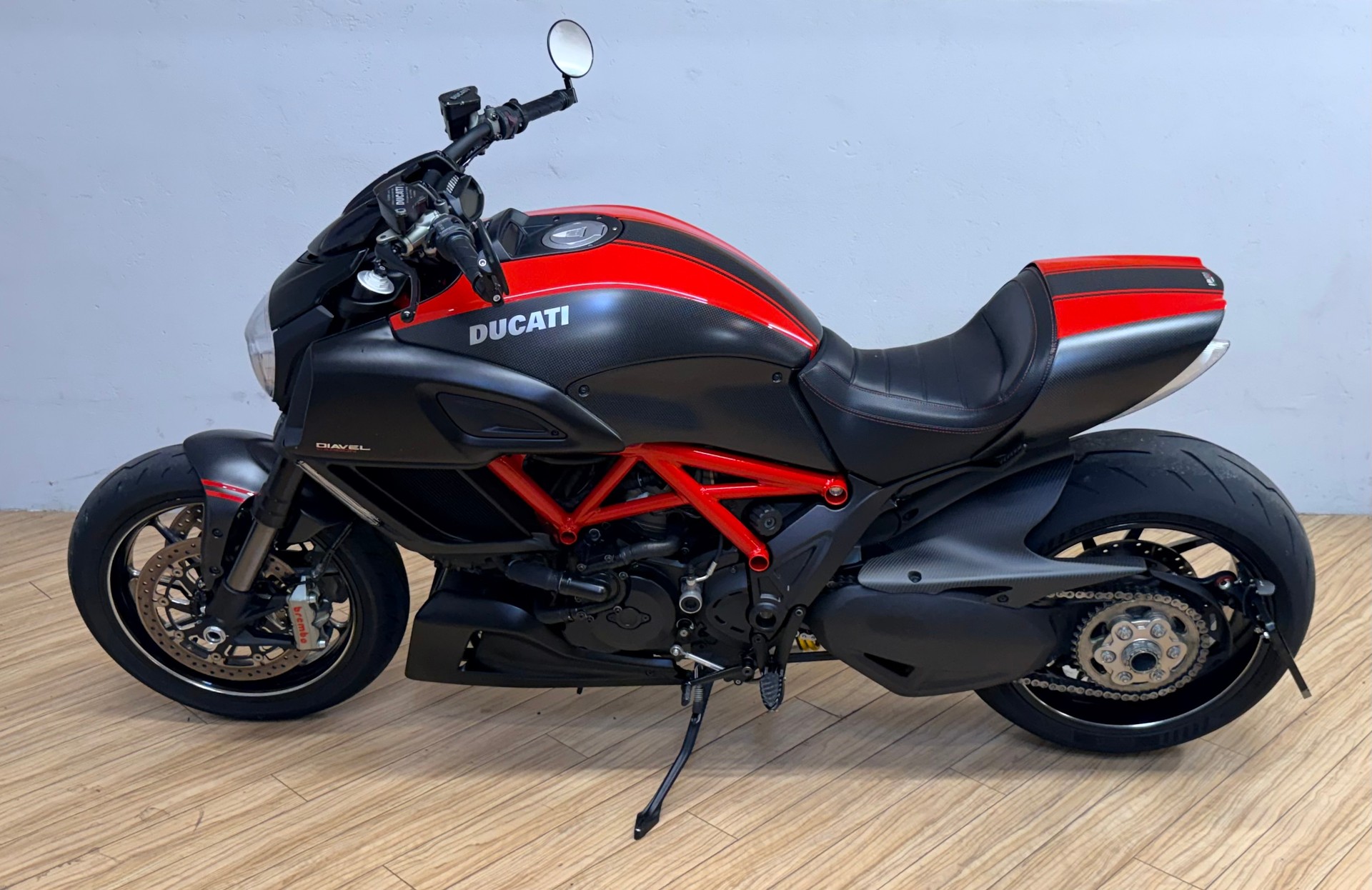 DUCATI Diavel 1200 Carbon red-image-5