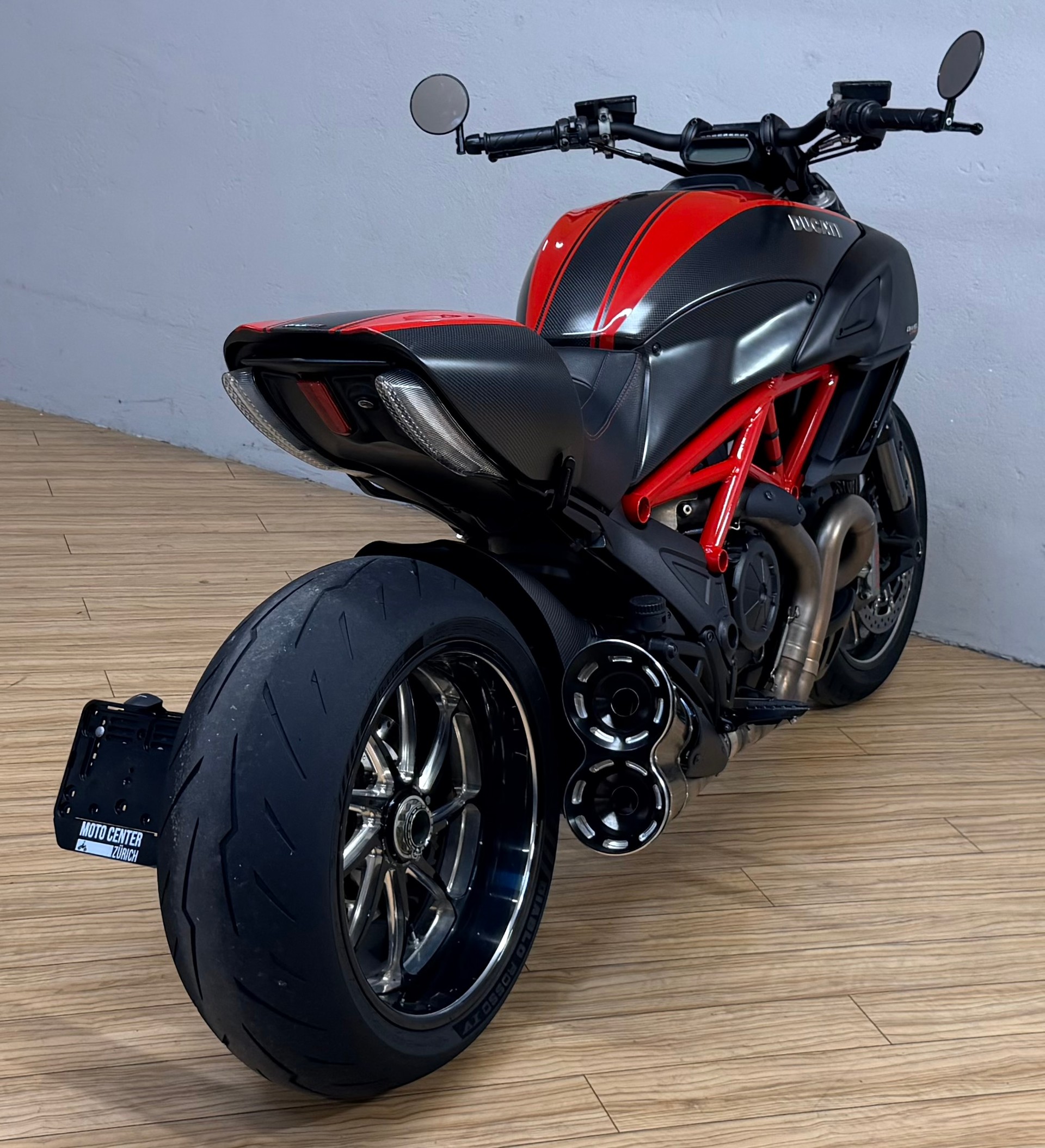 DUCATI Diavel 1200 Carbon red-showroom-element-2