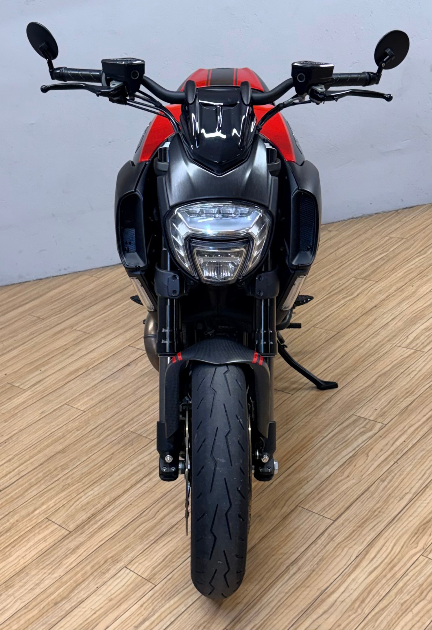 DUCATI Diavel 1200 Carbon red-image-7