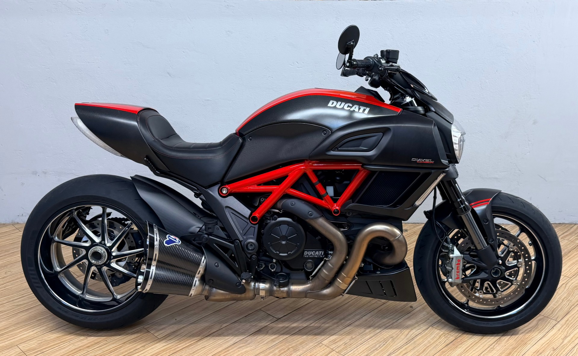 DUCATI Diavel 1200 Carbon red-showroom-element-1