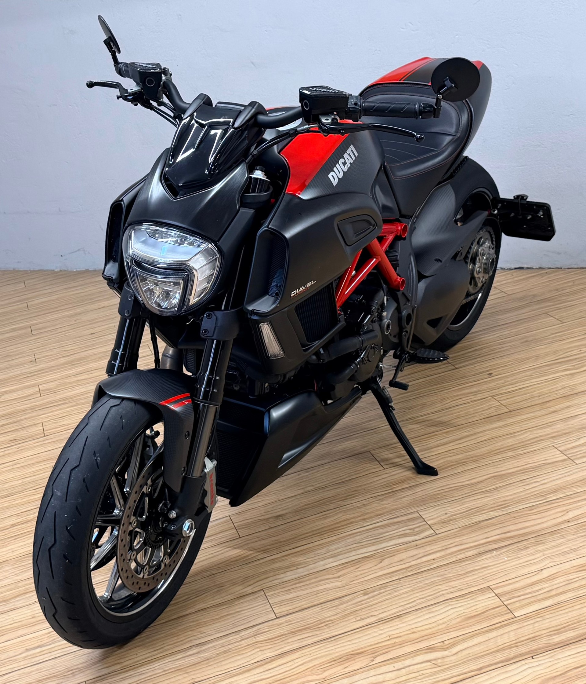 DUCATI Diavel 1200 Carbon red-image-6