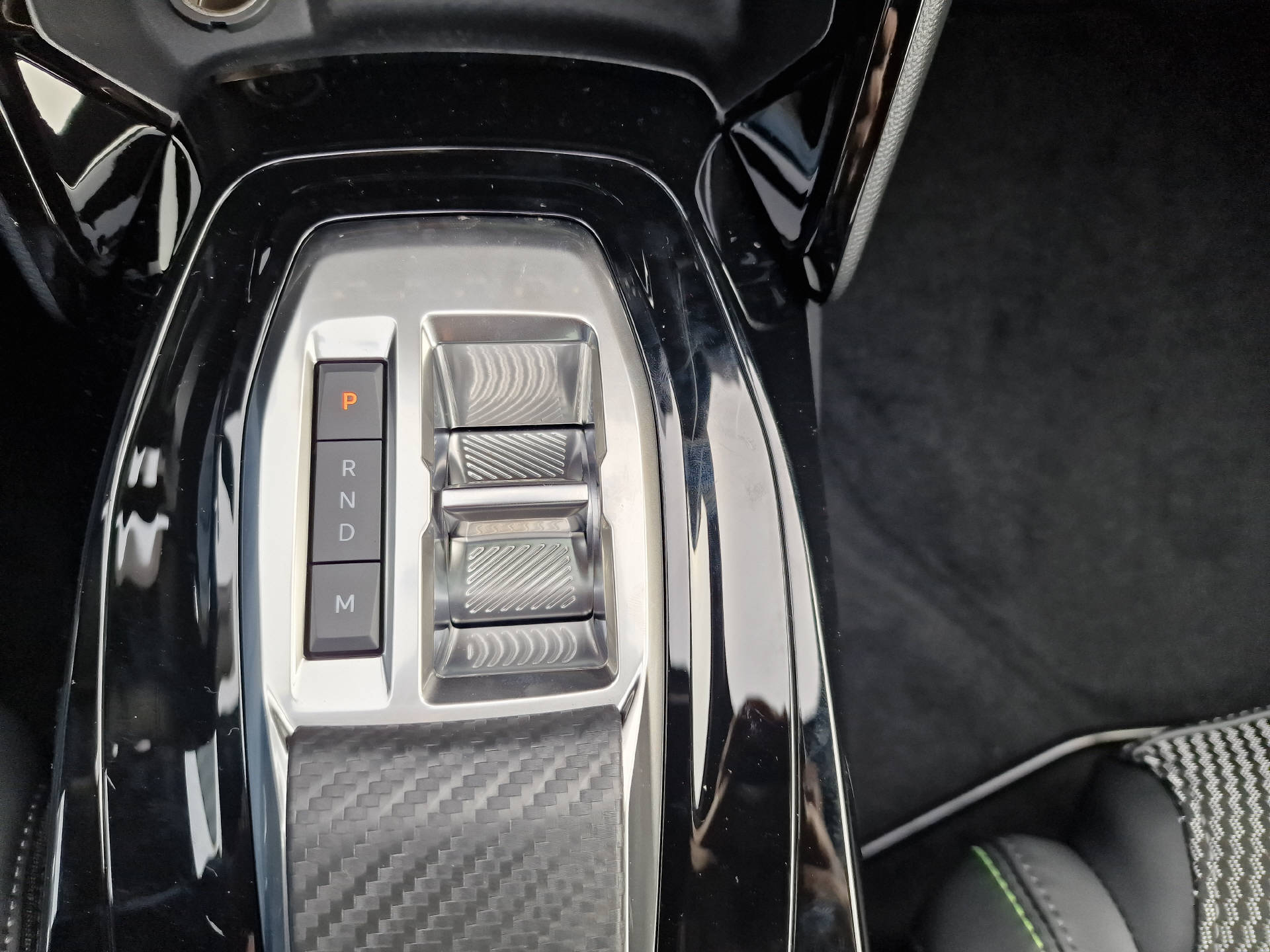 PEUGEOT 2008 1.2 Hybrid 145 GT Exclusive-image-13