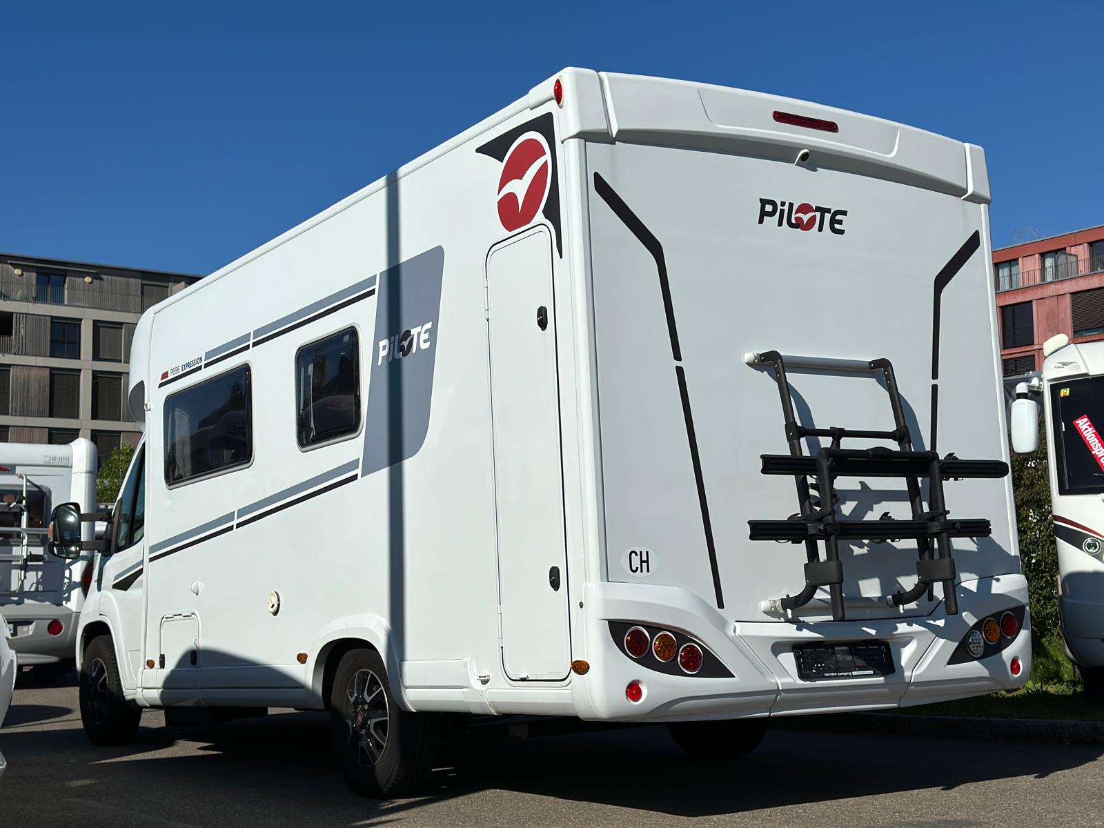 PILOTE P696 D ***Der Pilote ist das perfekte Fahrzeug für Paare, die auf unter 7 Metern Länge nicht auf Platz verzichten wollen***-showroom-element-2