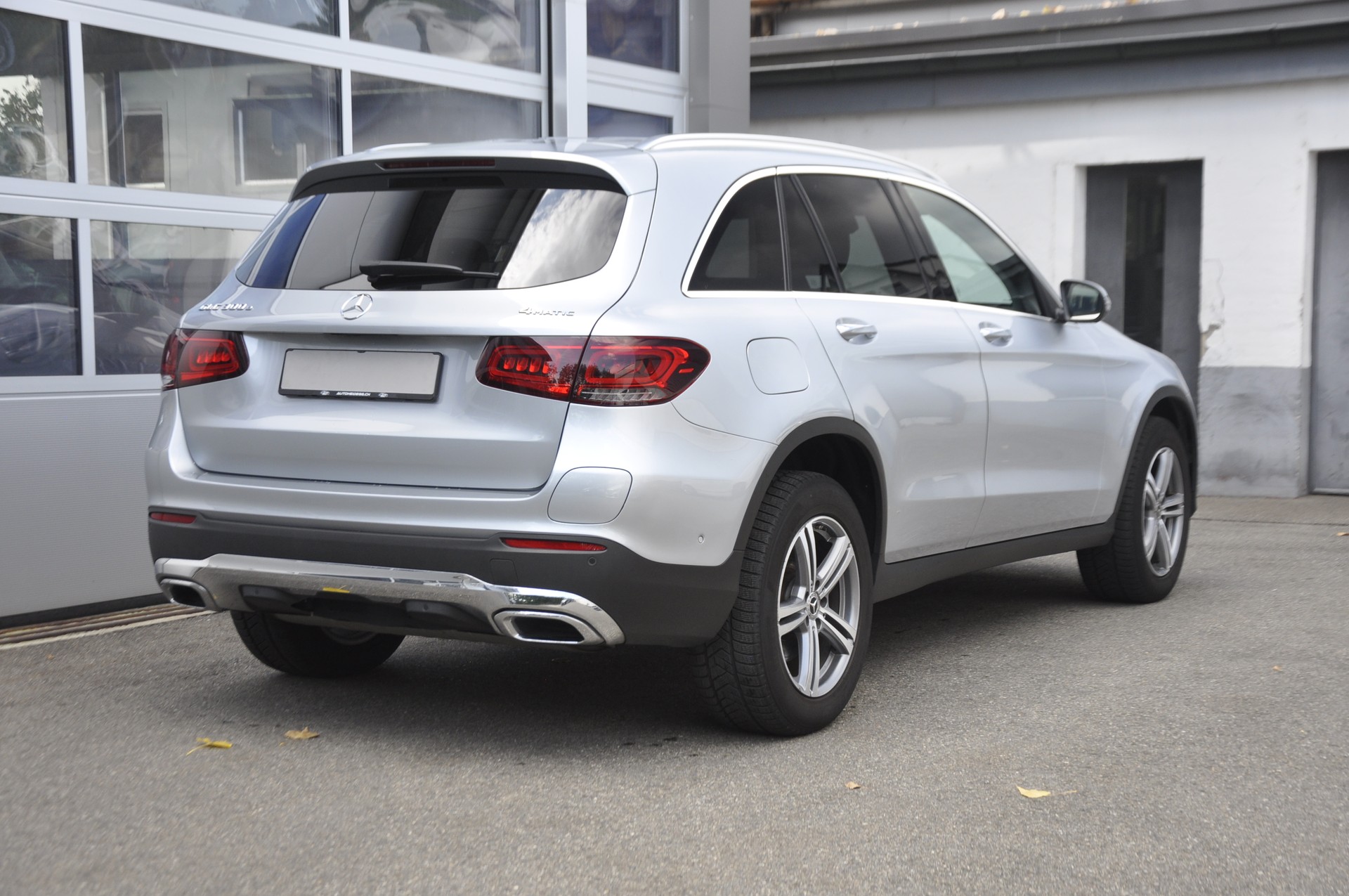 MERCEDES-BENZ GLC 300 e 4Matic 9G-Tronic I Anhängerkupplung-image-2