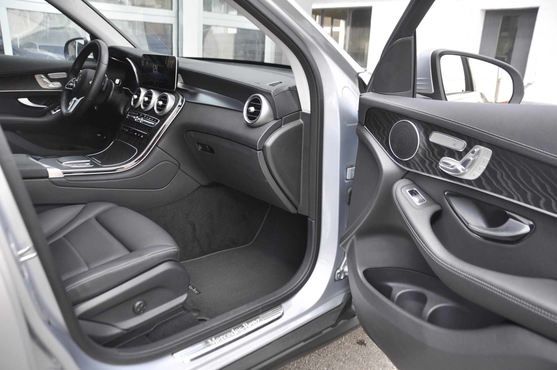 MERCEDES-BENZ GLC 300 e 4Matic 9G-Tronic I Anhängerkupplung-image-6